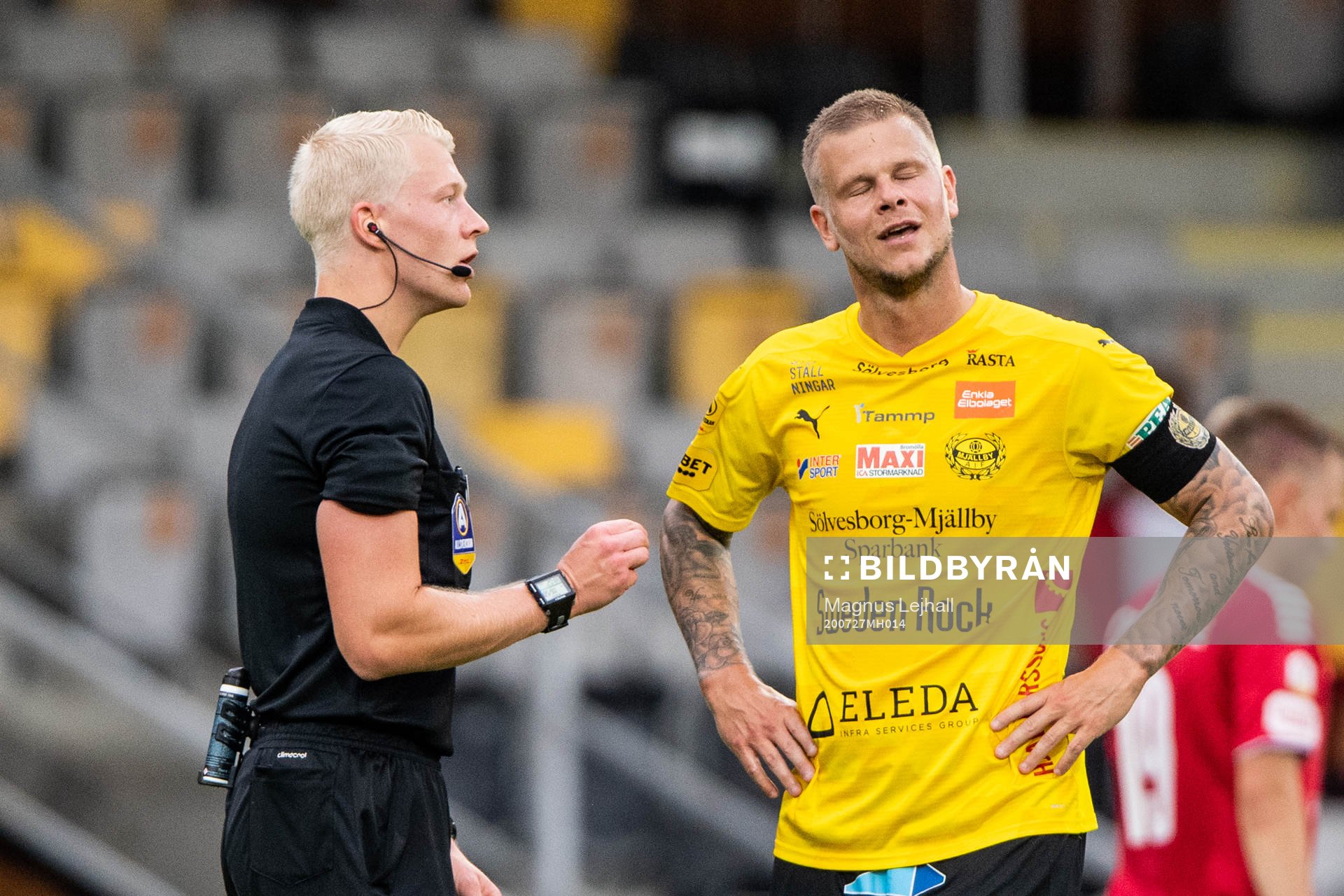 Mjällbys David Löfquist diskuterar med domare Adam