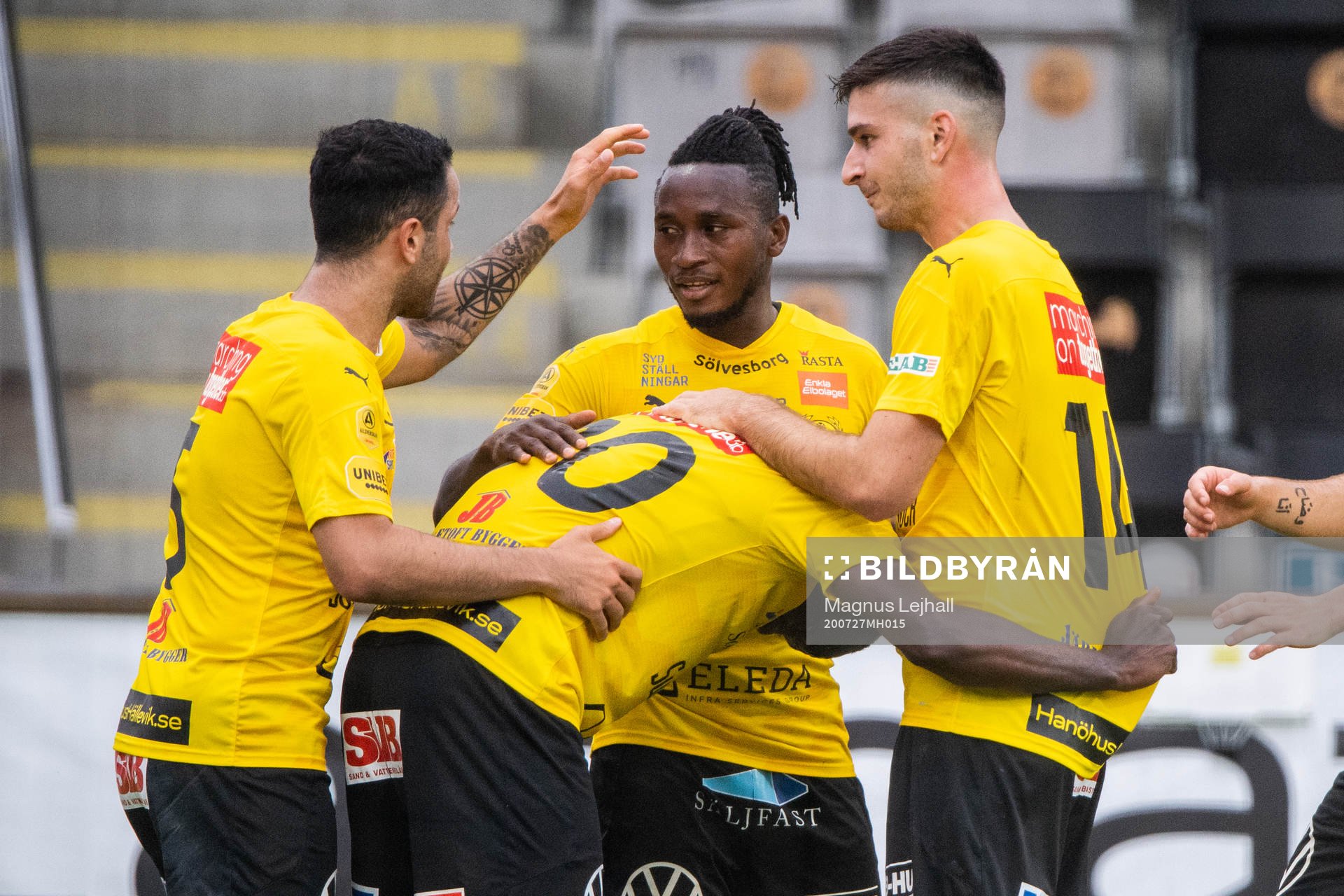 Mjällbys Moses Ogbu jublar med lagkamrater