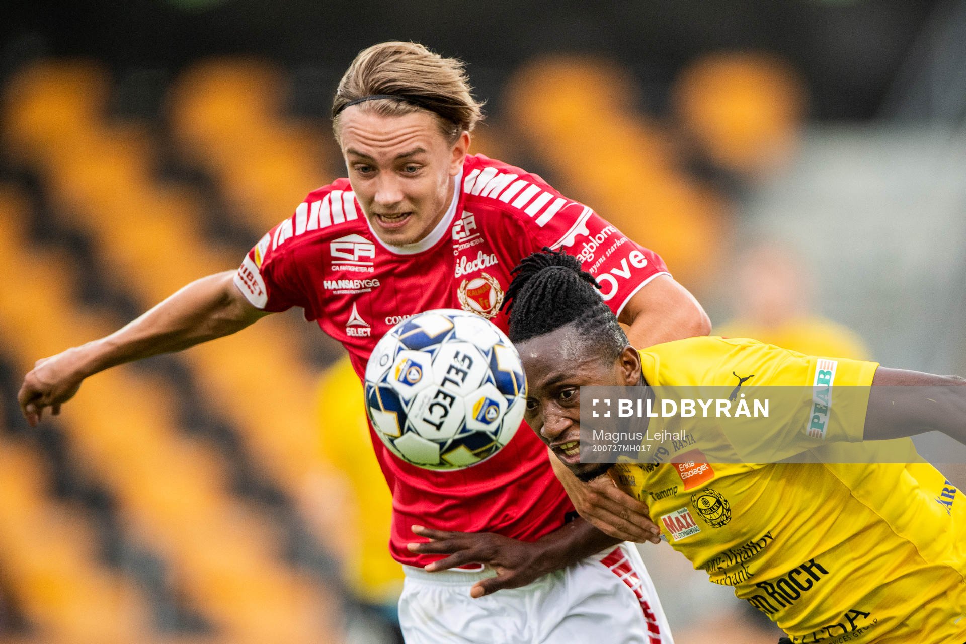 Kalmars Isak Magnusson och Mjällbys Mamudu Moro