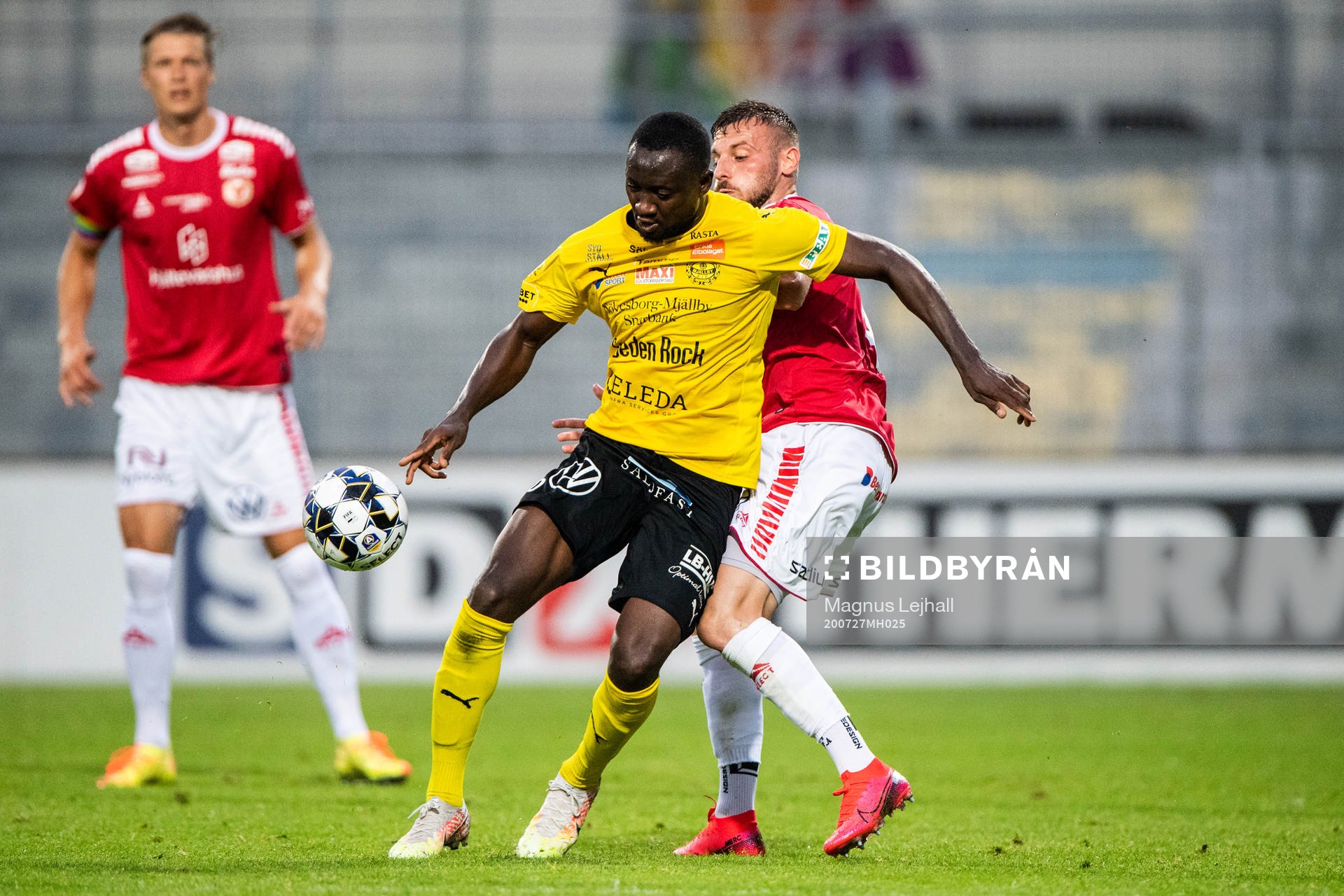 Mjällbys Moses Ogbu och Kalmars Fidan Aliti