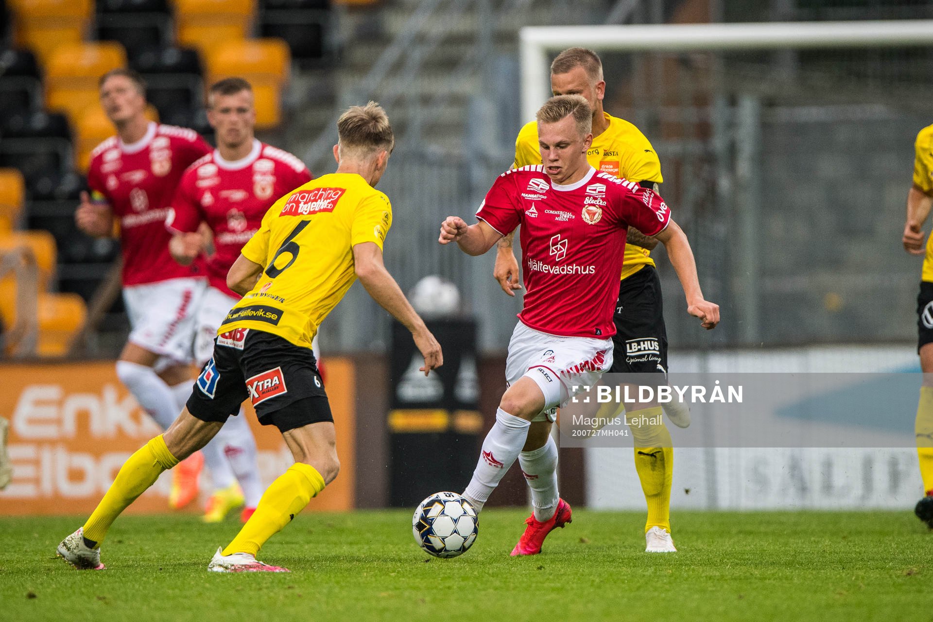 Kalmars Isak Jansson   och Mjällbys Eric Björkander