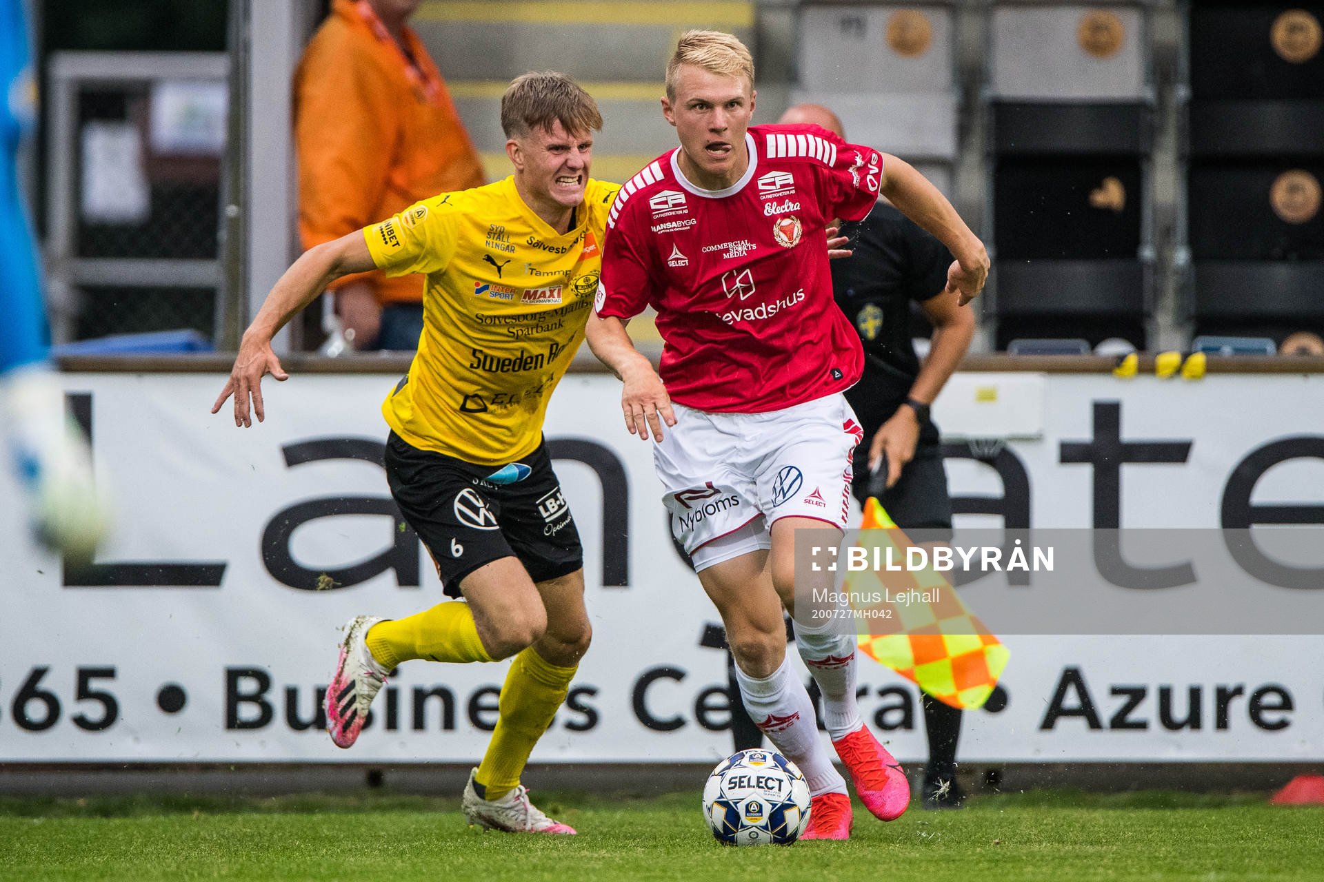 Kalmars Edvin Crona  och Mjällbys Eric Björkander