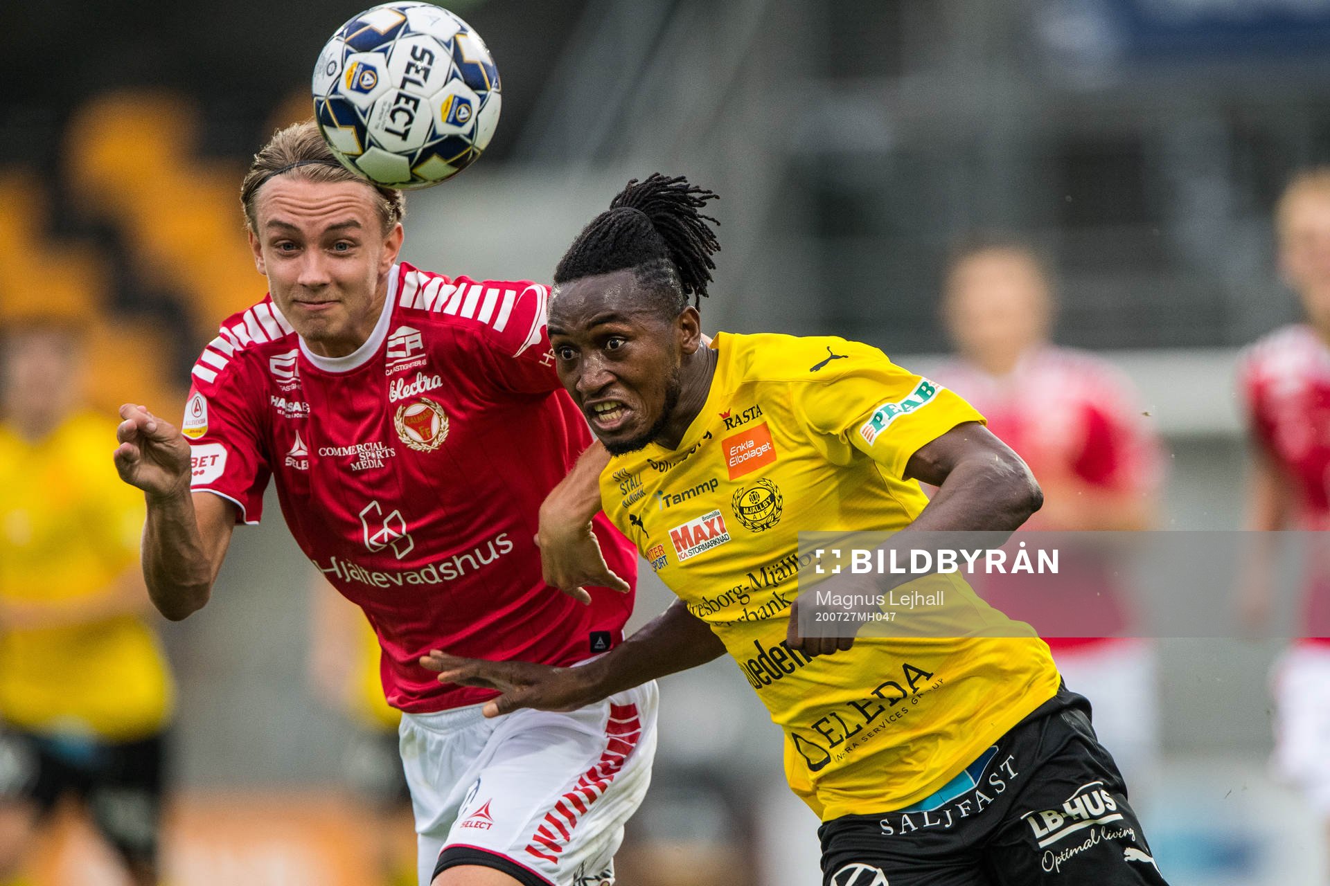 Kalmars Isak Magnusson  och Mjällbys Mamudo Moro
