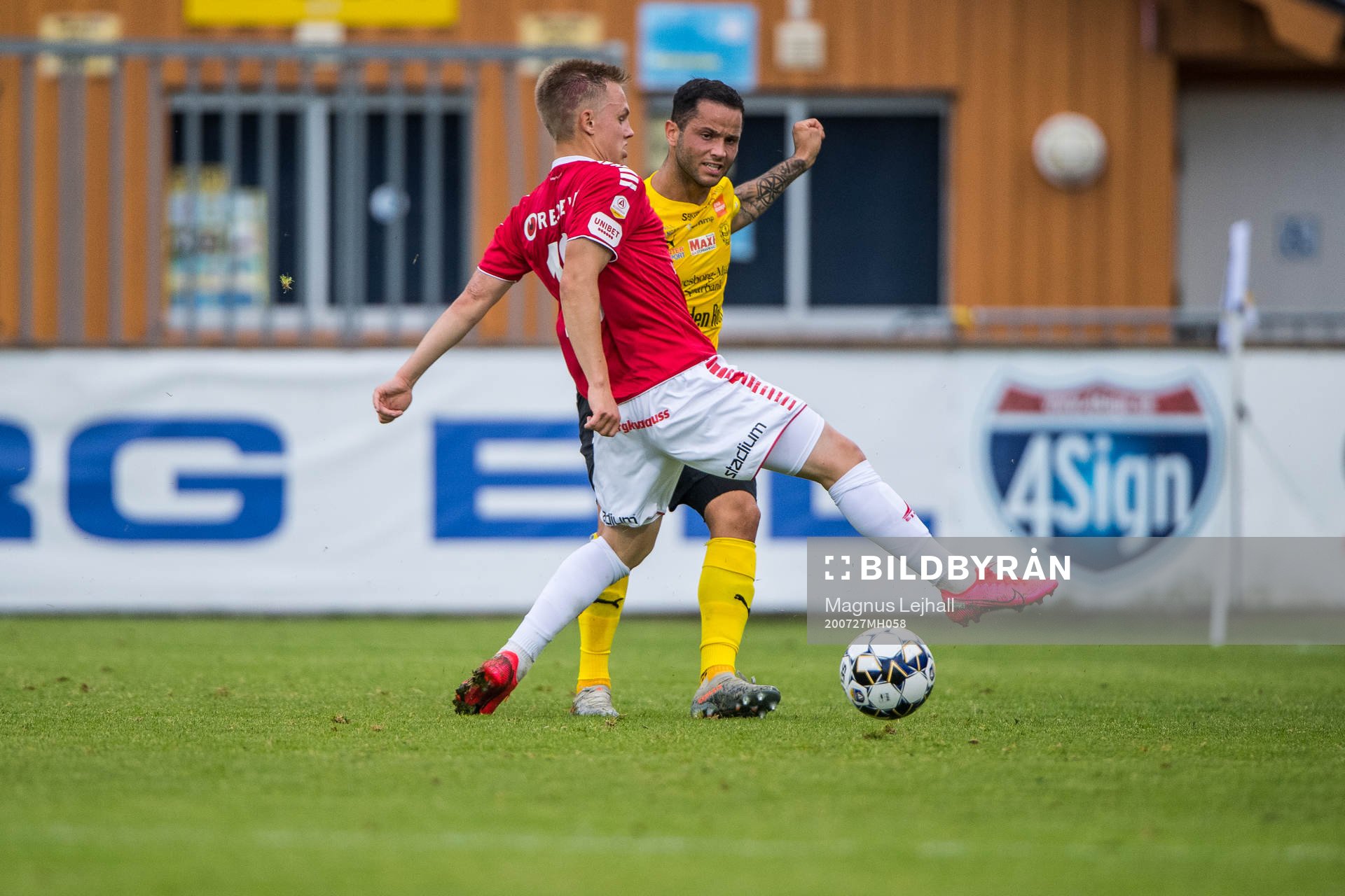 Kalmars Isak Jansson   och Mjällbys Mohanad Jeahze