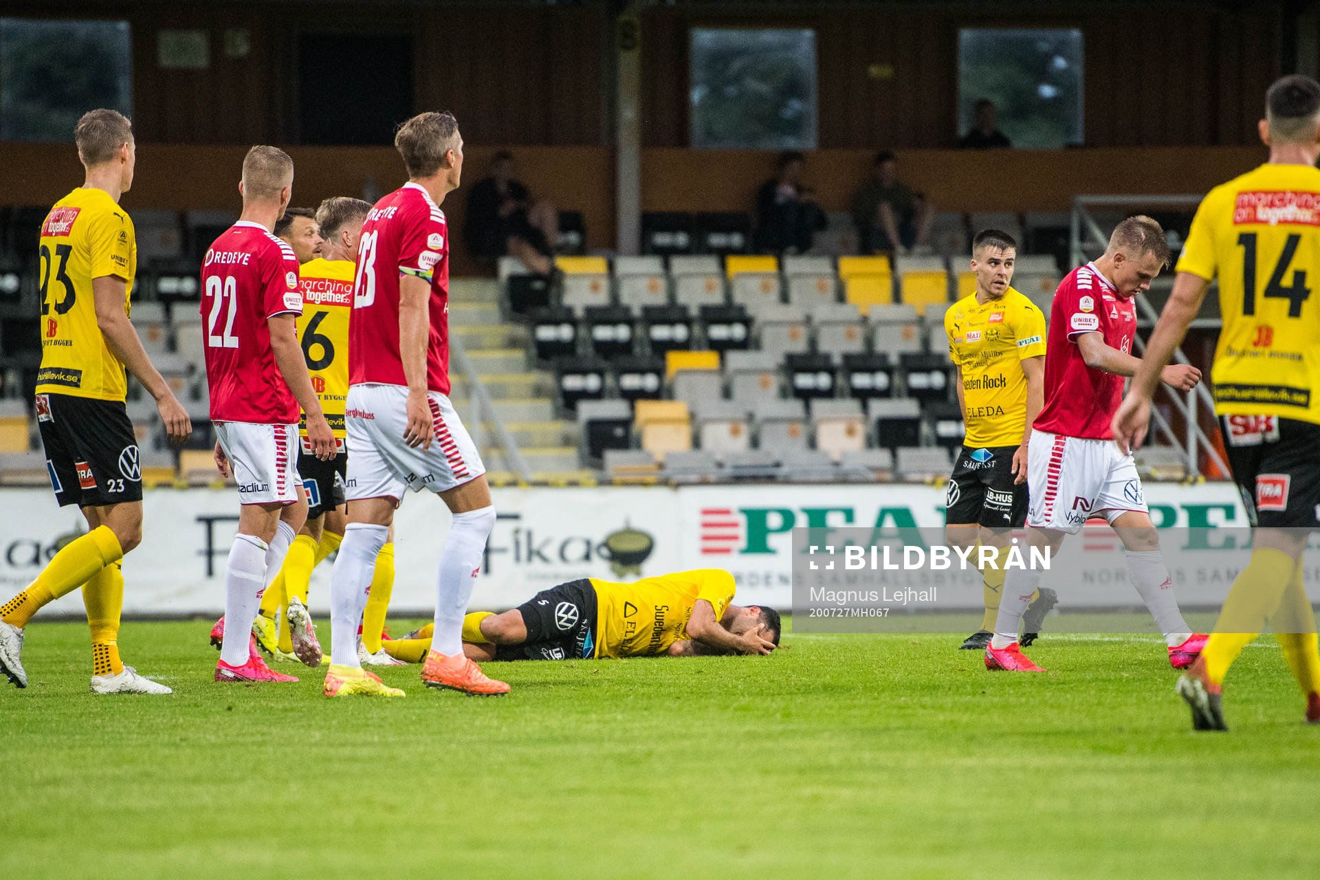 Mjällbys Mohanad Jeahze ligger på gräset och har ont och