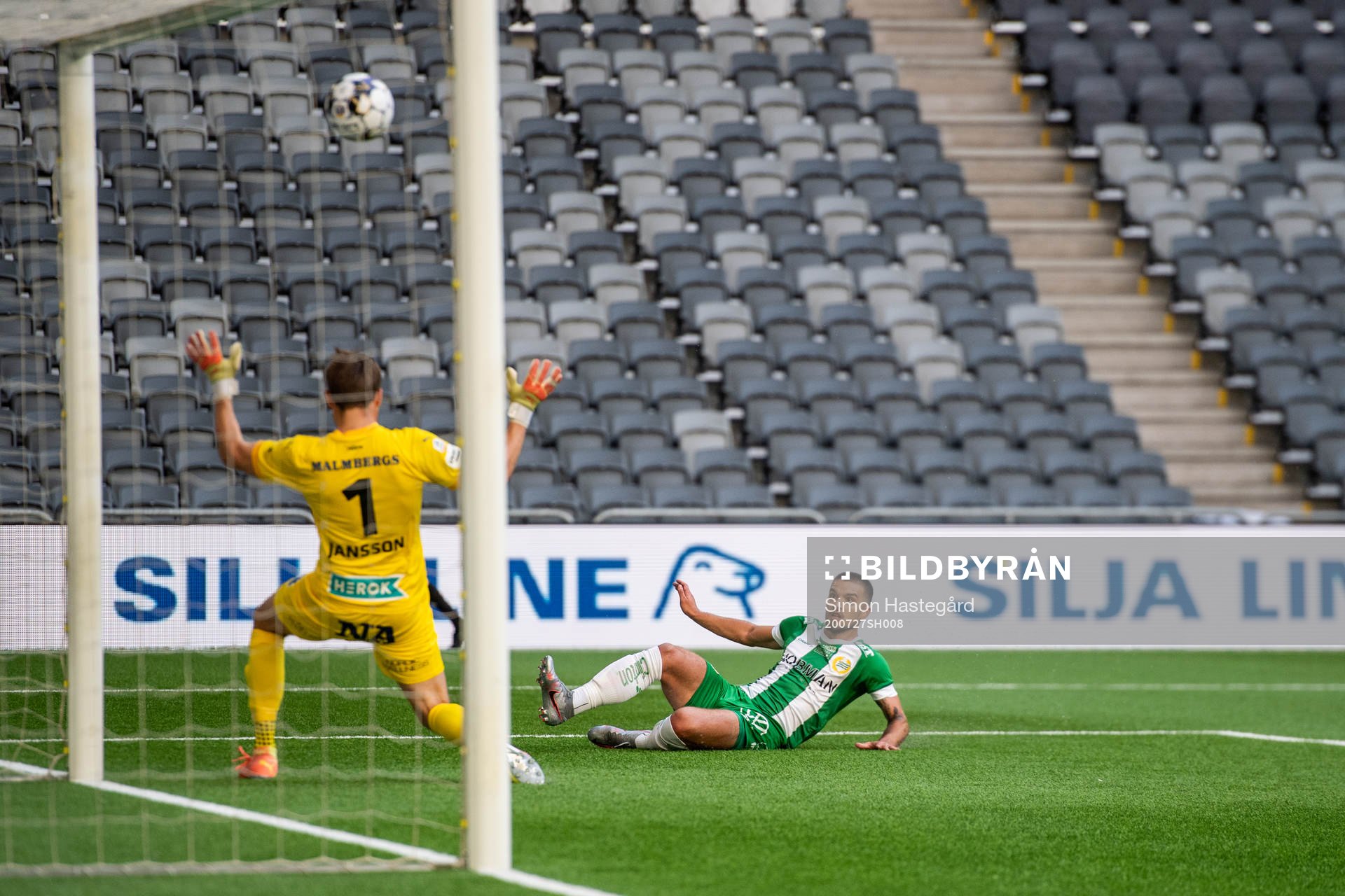 Hammarbys Vladimir Rodic och Örebros målvakt Oscar Jansson