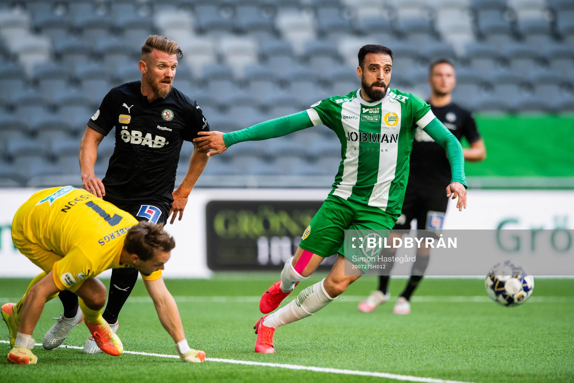 Örebros målvakt Oscar Jansson och Michael Almebäck mot