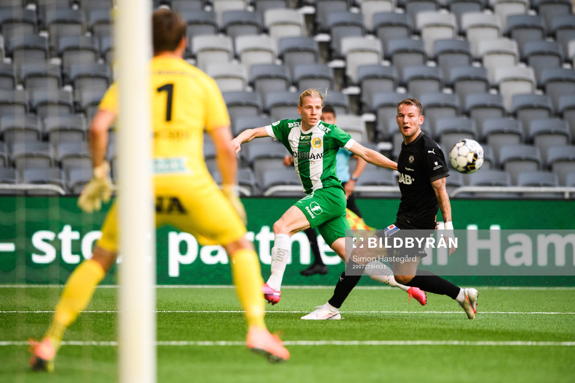 Hammarbys Gustav Ludwigson oroar framför Örebros målvakt