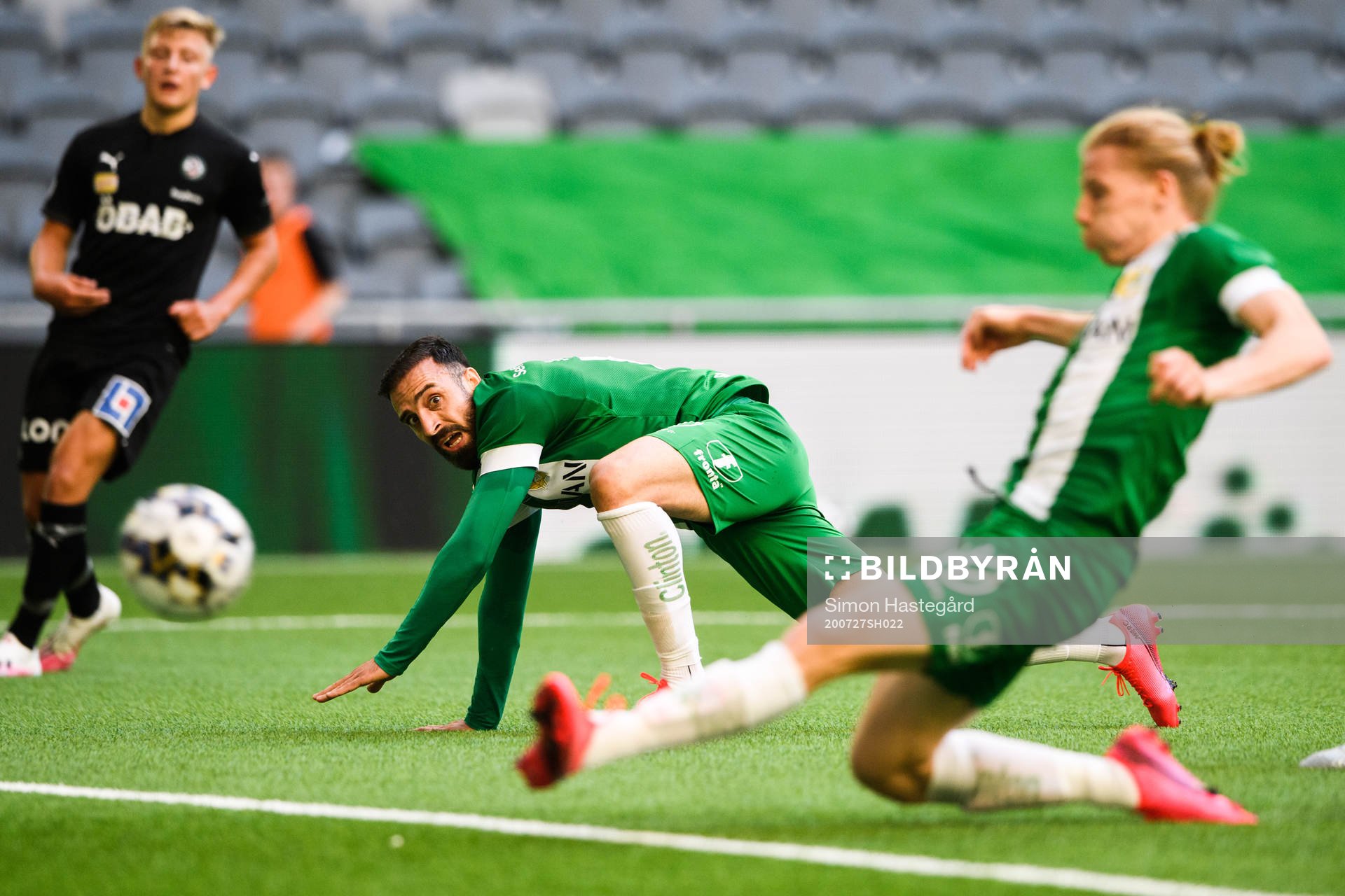 Hammarbys Abdul Khalili ser på när Gustav Ludwigson gör