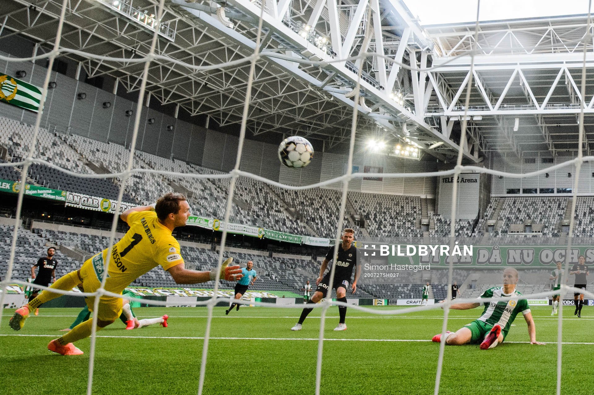Hammarbys Gustav Ludwigson gör 1-0 bakom Örebros målvakt