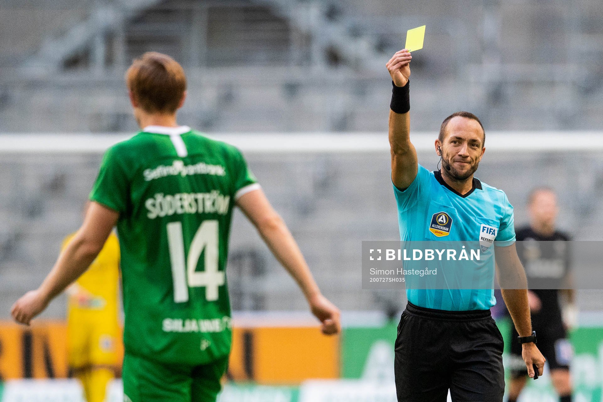Hammarbys Tim Söderström får gult kort av domare Kaspar