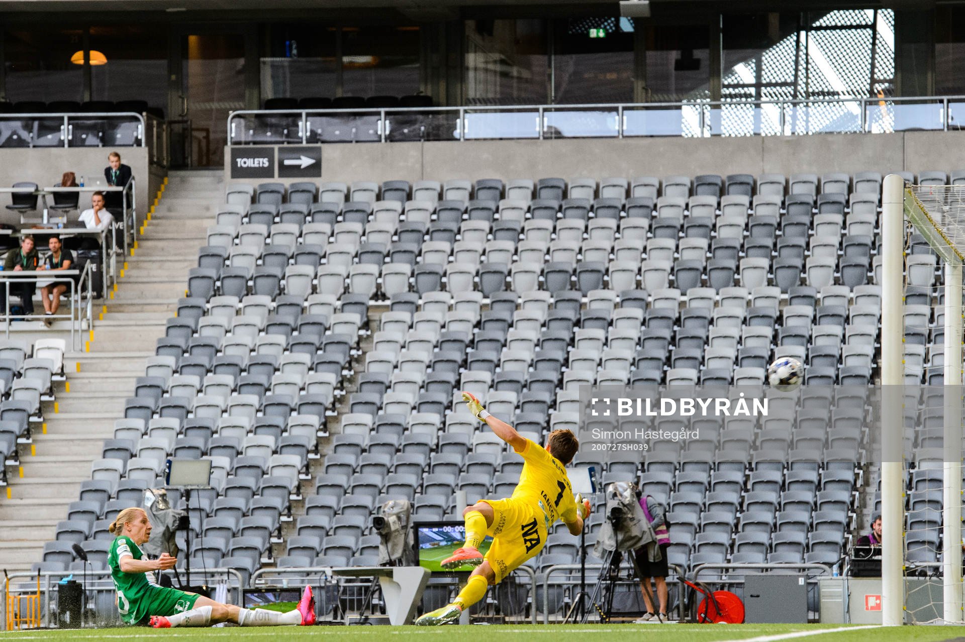 Hammarbys Gustav Ludwigson gör 1-0 bakom Örebros målvakt