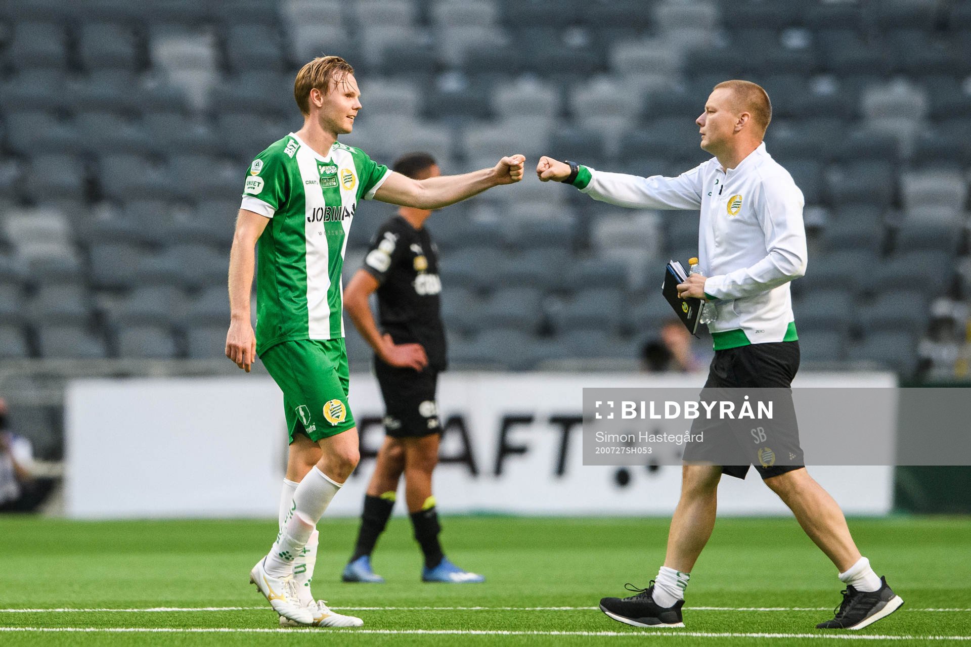 Hammarbys Tim Söderström jublar med tränare Stefan