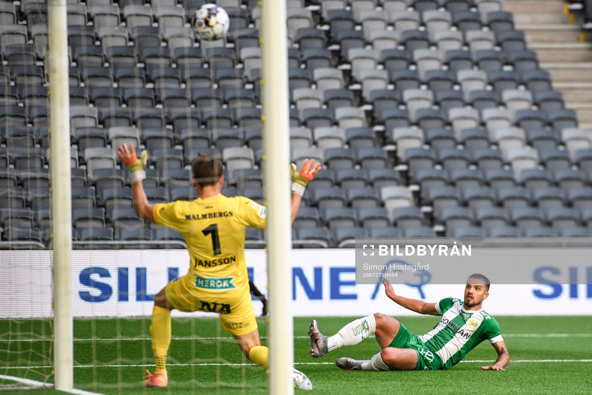 Hammarbys Vladimir Rodic och Örebros målvakt Oscar Jansson