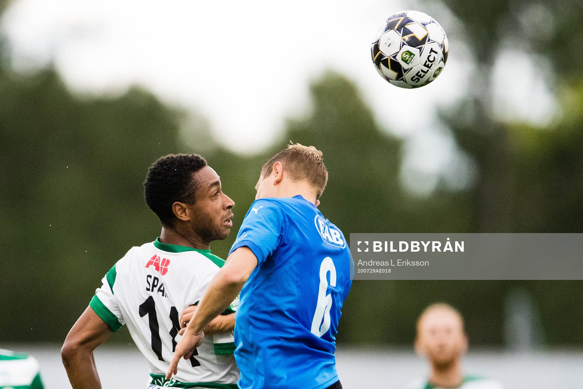 Västerås Brian Span i en nickduell med Halmstads Joel
