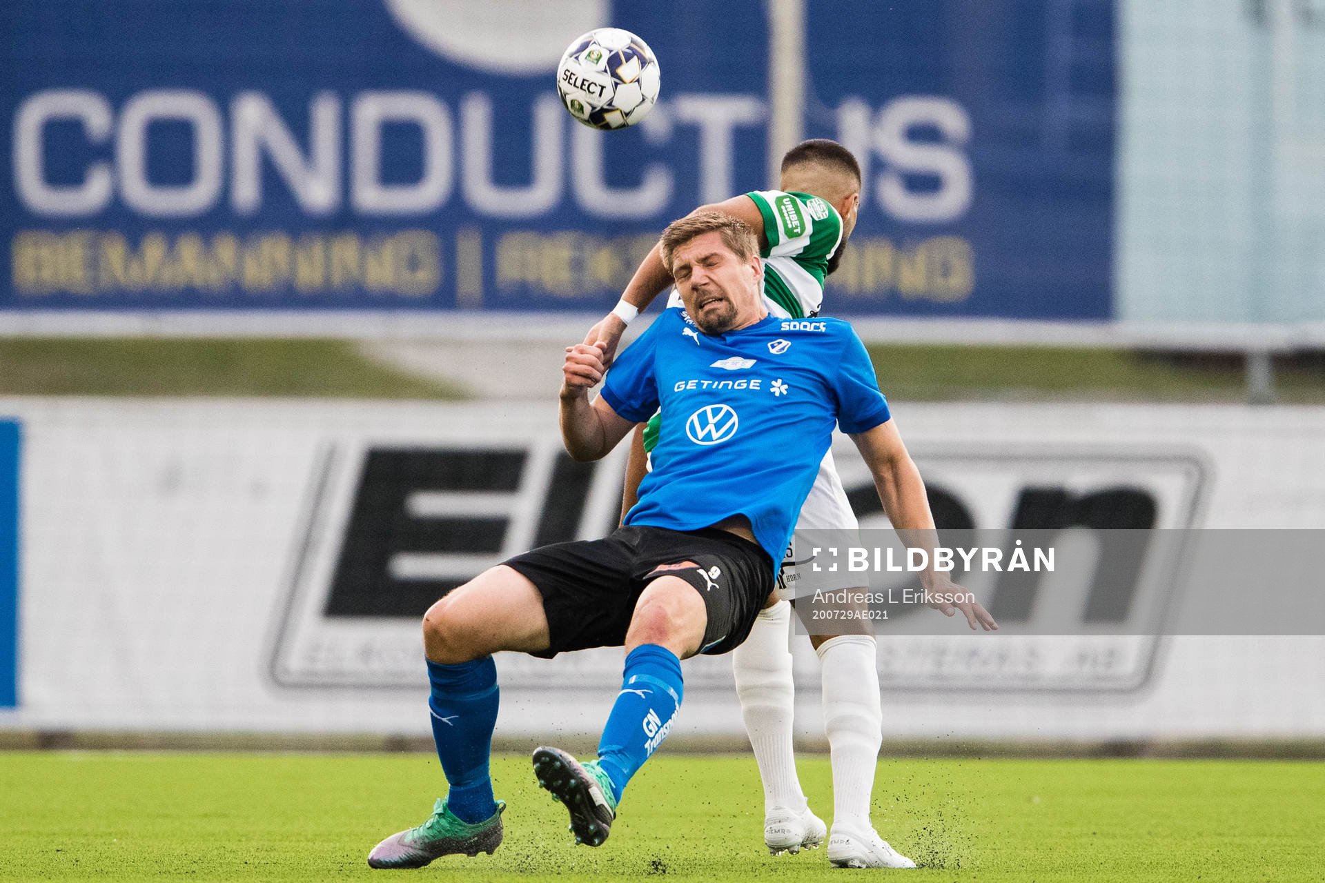 Halmstads Mikael Boman i kamp om bollen med Västerås Sean
