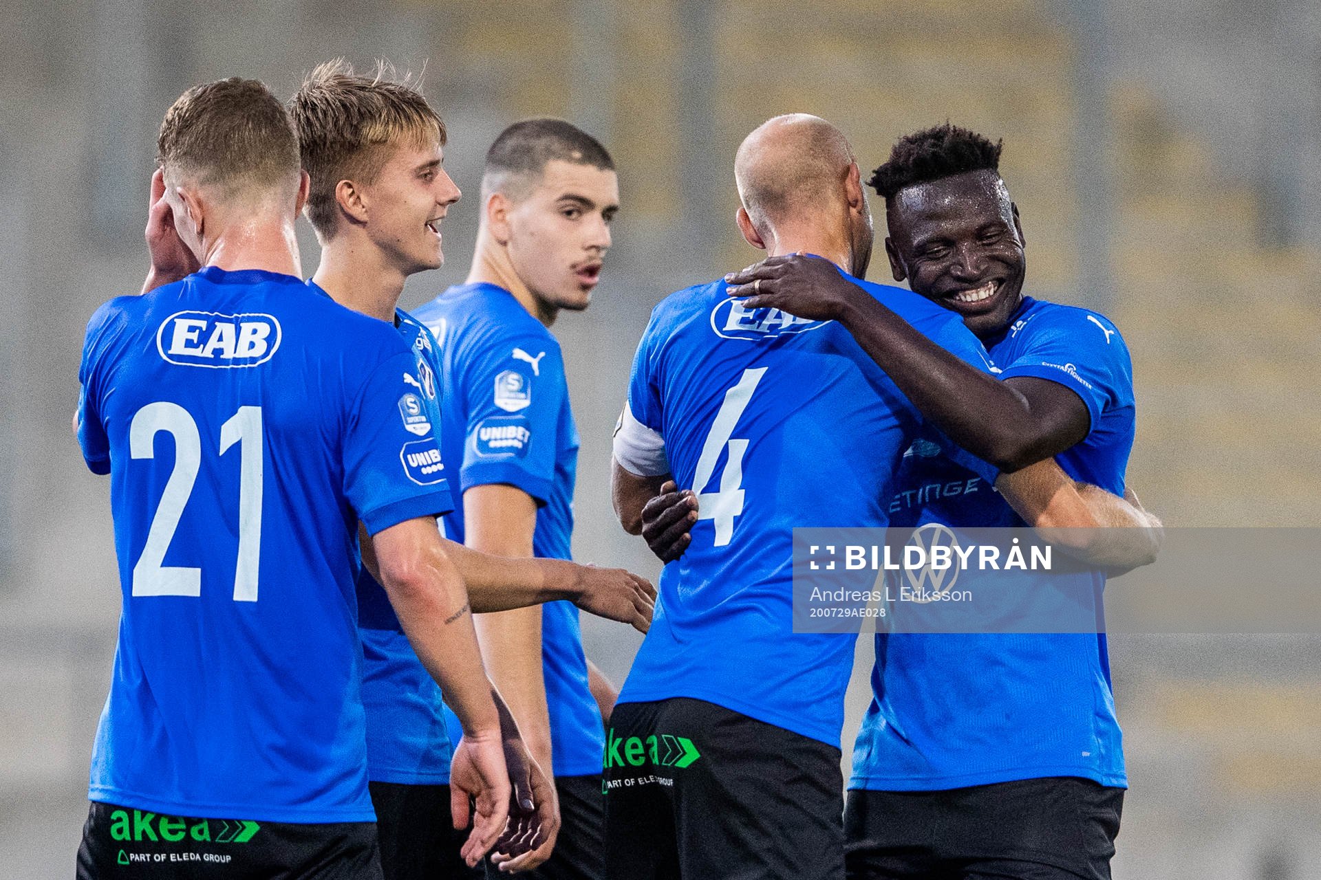 Halmstads Andreas Johansson och Crespo Haestad jublar efter fotbollsmatchen i Superettan mellan Västerås SK och Halmstad den 29 juli 2020 i Västerås.