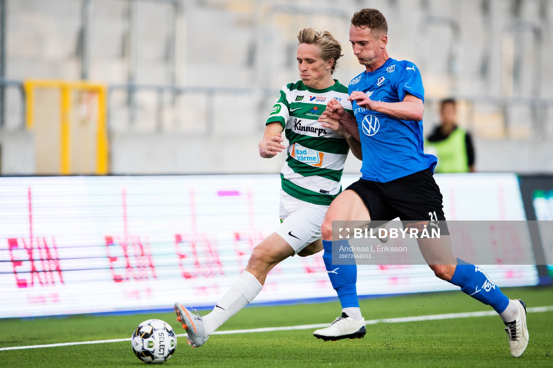 Västerås Douglas Karlberg i kamp om bollen med Halmstads