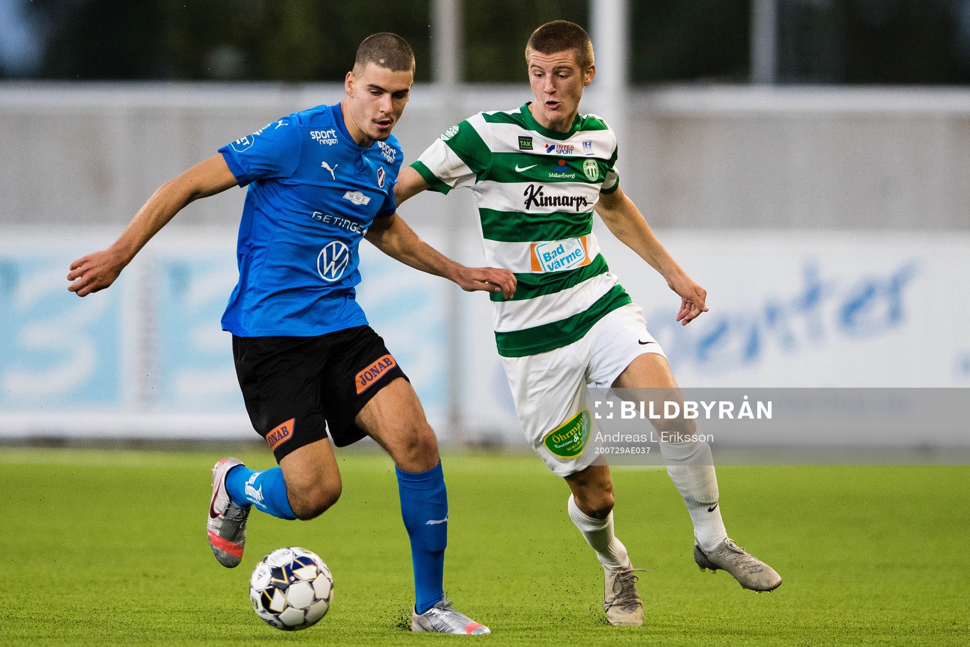 Halmstads Edvin Kurtulus i kamp om bollen med Västerås