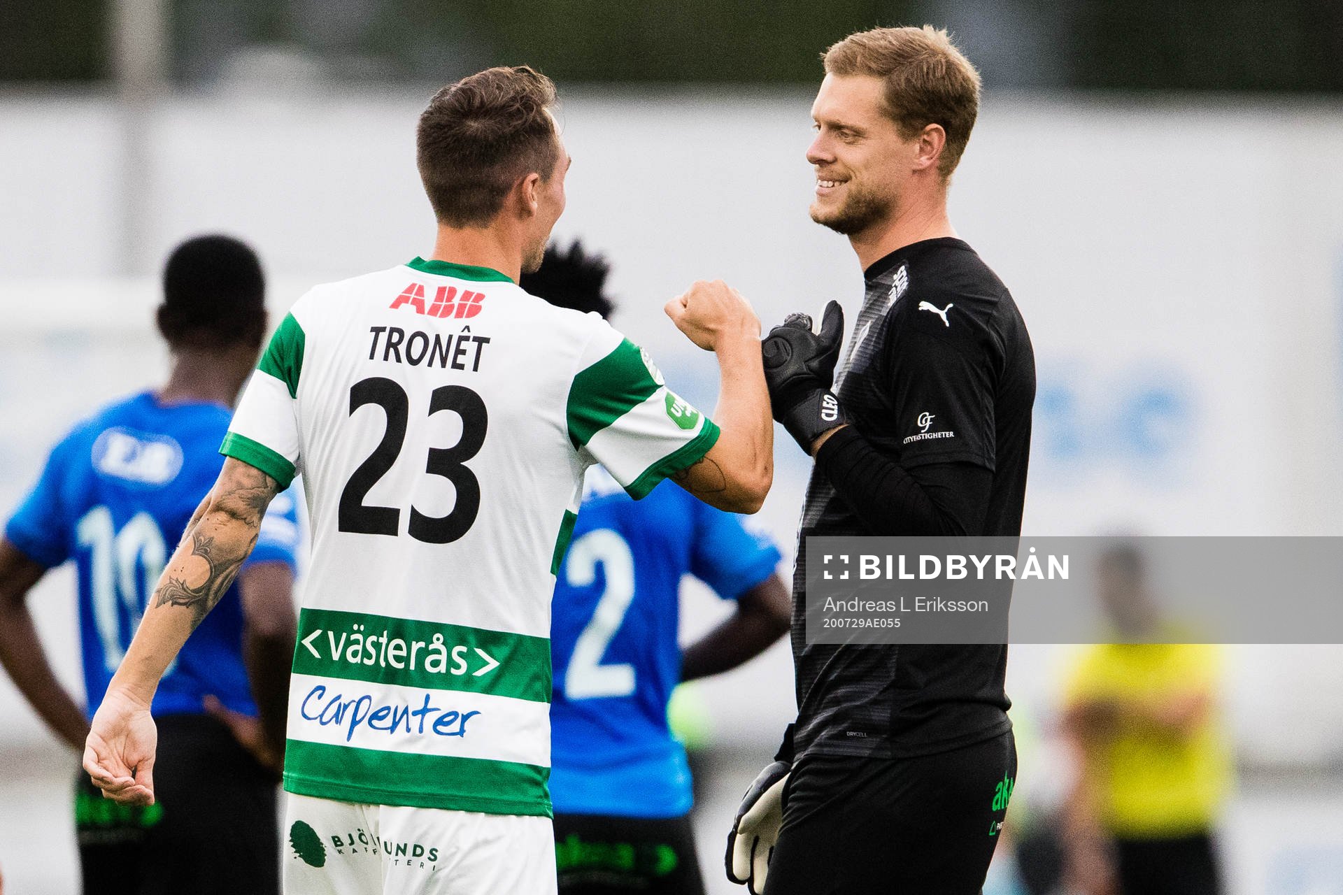Västerås Filip Tronet och Halmstads målvakt Malkolm