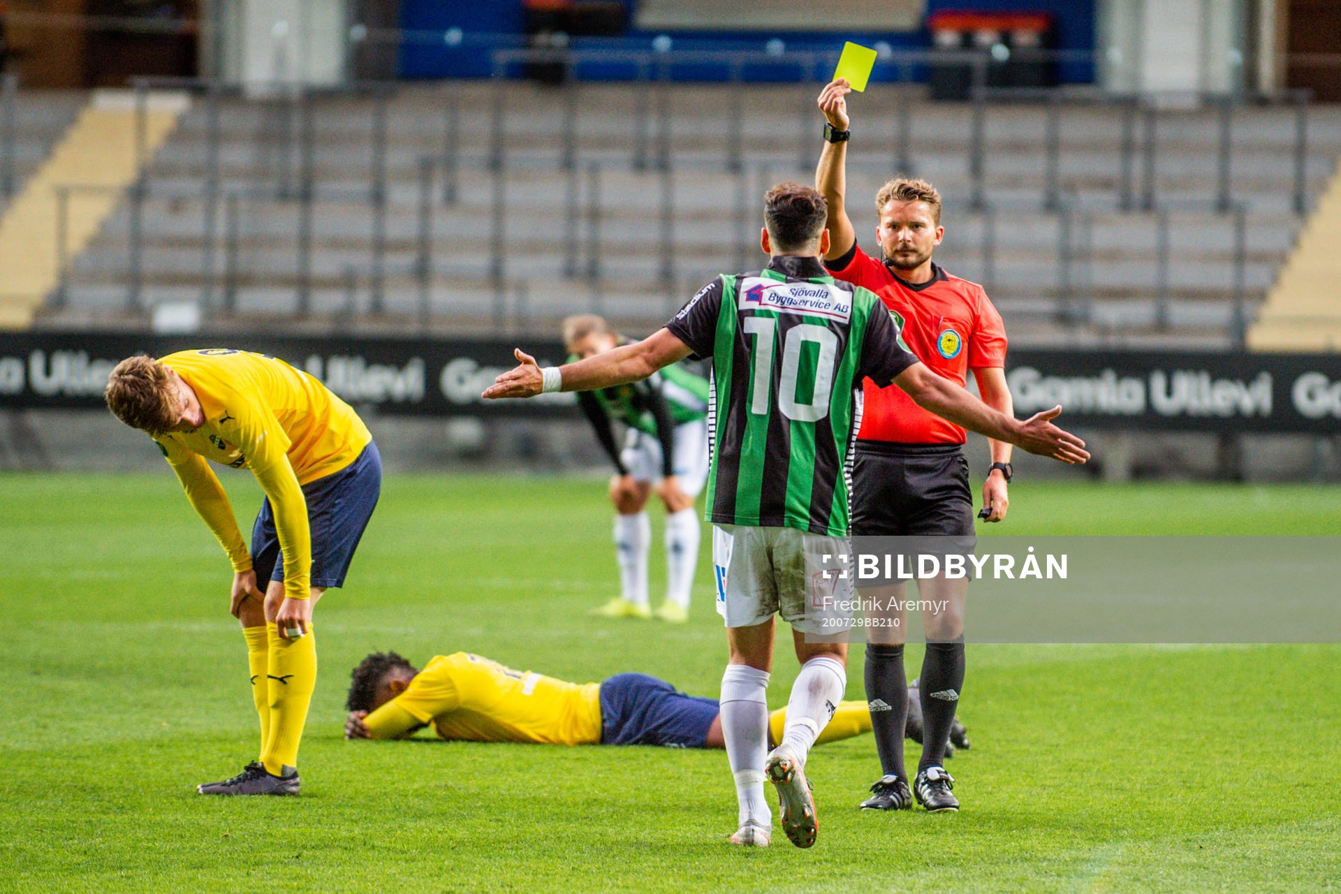 GAIS Mervan Celik tilldelas ett gult kort av domare Joakim