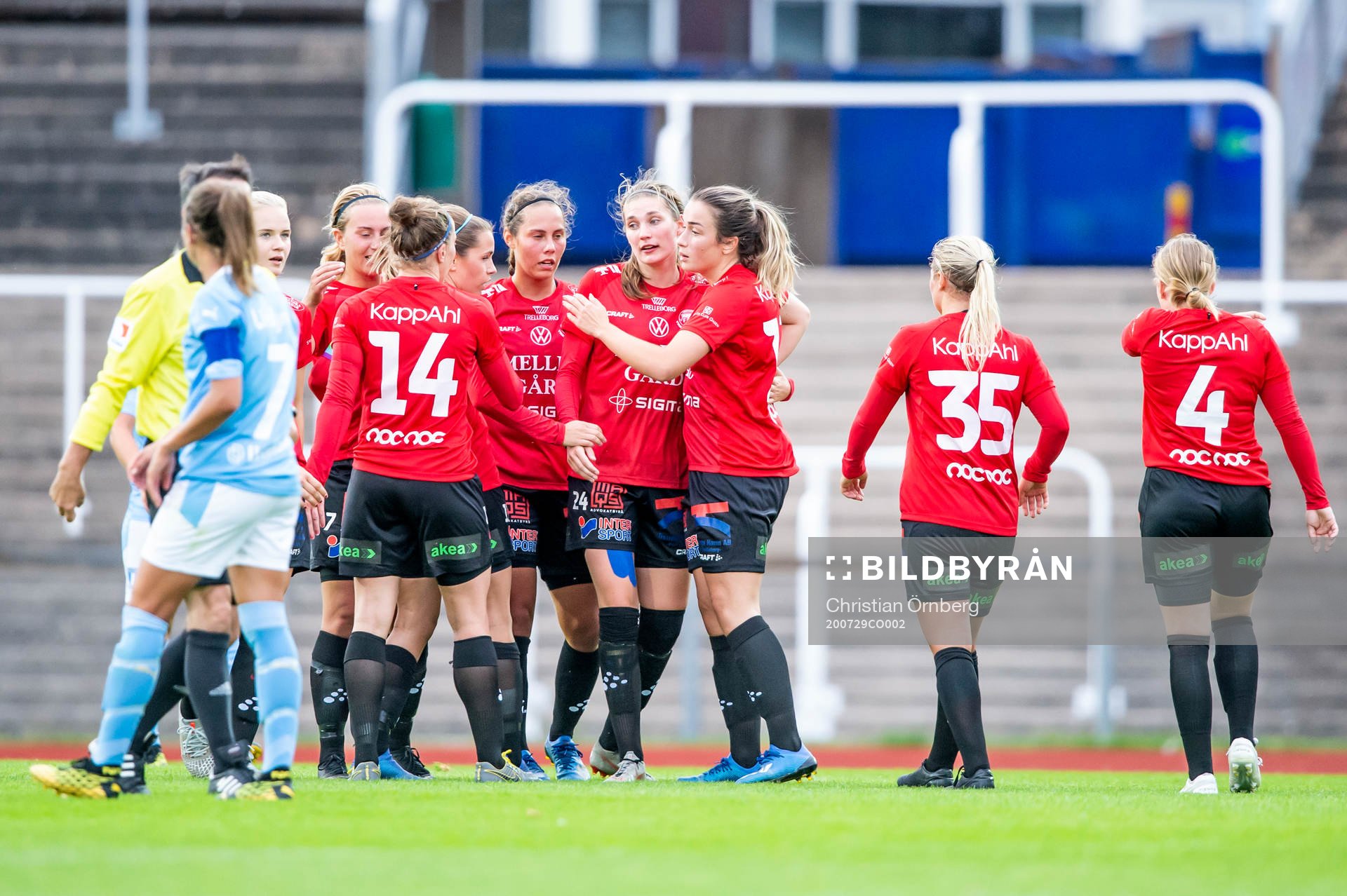 Trelleborgs Hanna Lundell jublar med lagkamraterna