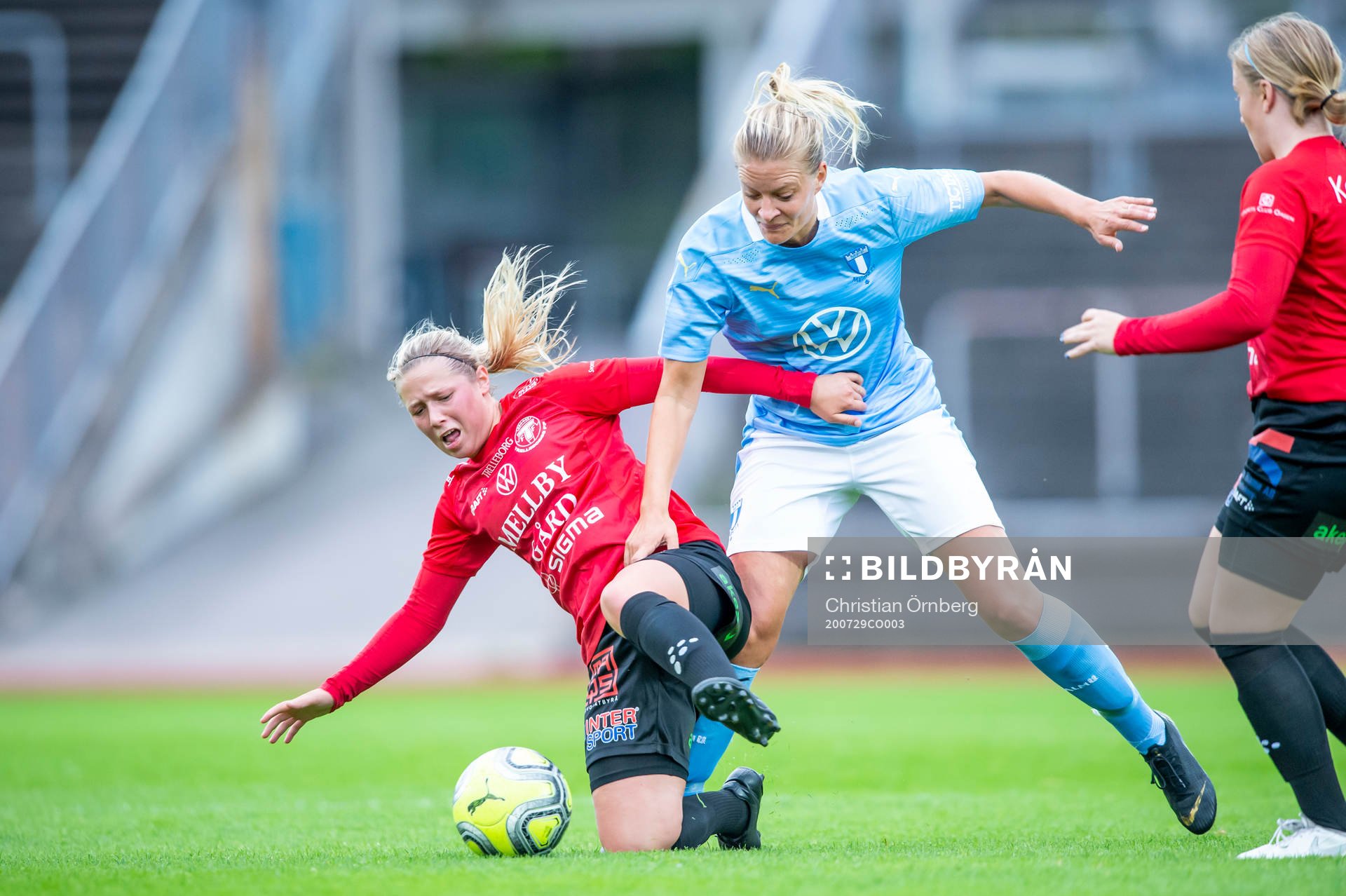 Trelleborgs Elina Lenir mot Malmö FFs Annelie Nilsson