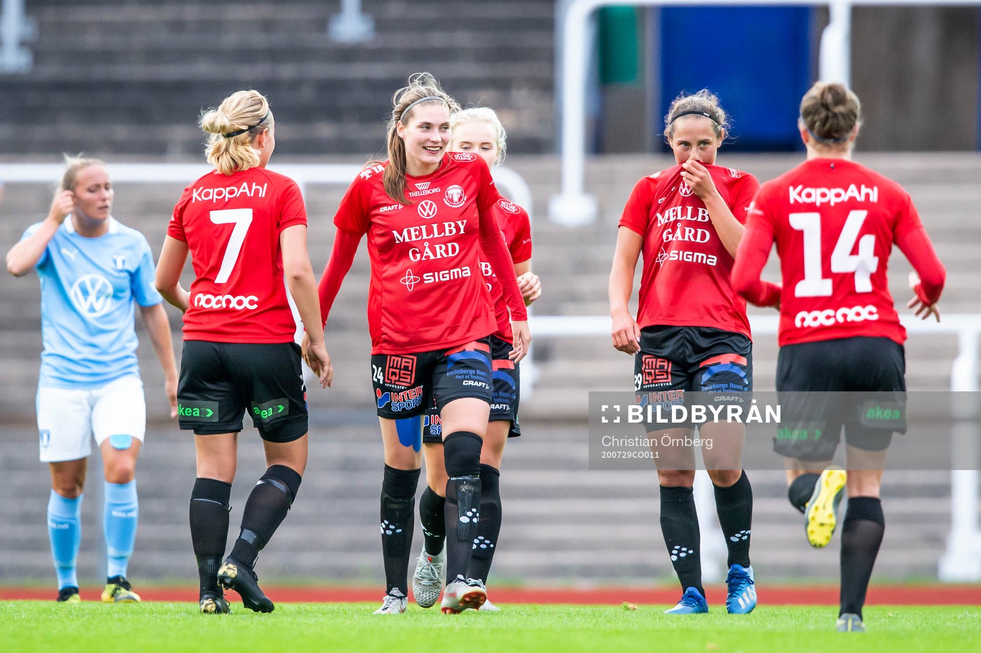 Trelleborgs Hanna Lundell jublar med lagkamraterna