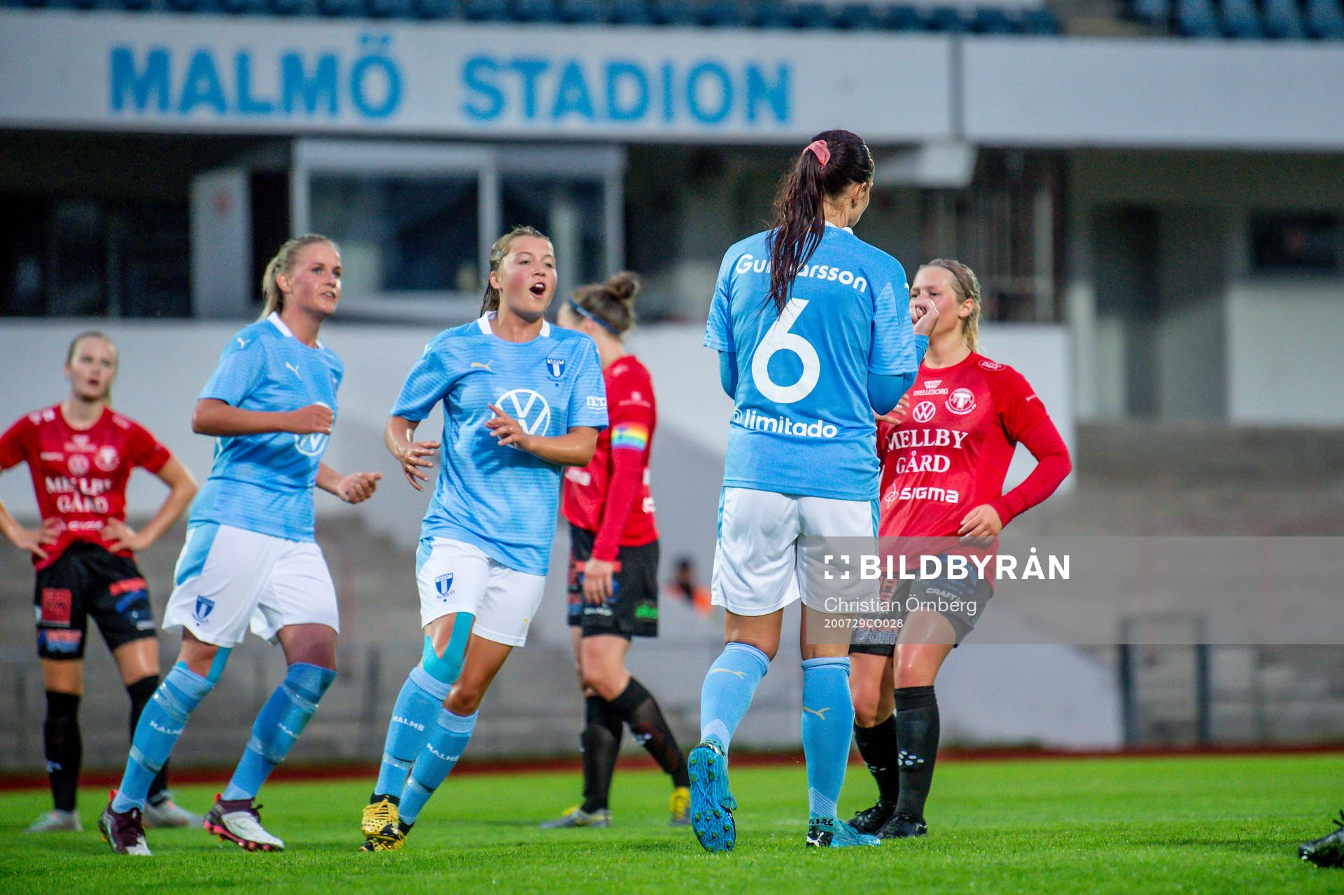 Malmö FFs Malin Gunnarsson jublar med lagkamraterna