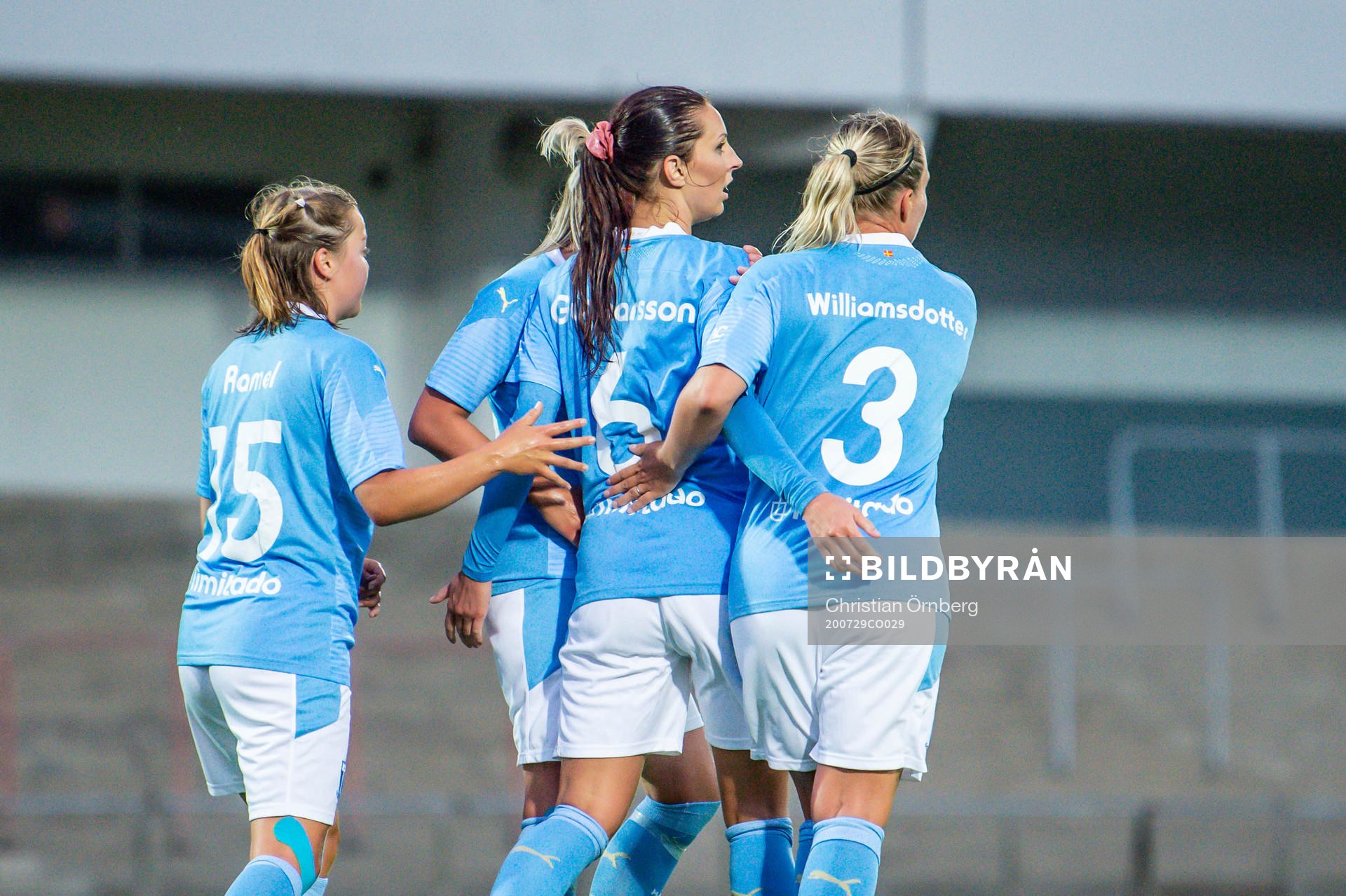 Malmö FFs Malin Gunnarsson jublar med lagkamraterna efter 1-1 på straff under träningsmatchen mellan Malmö FF och Trelleborg den 29 juli 2020 i Malmö.