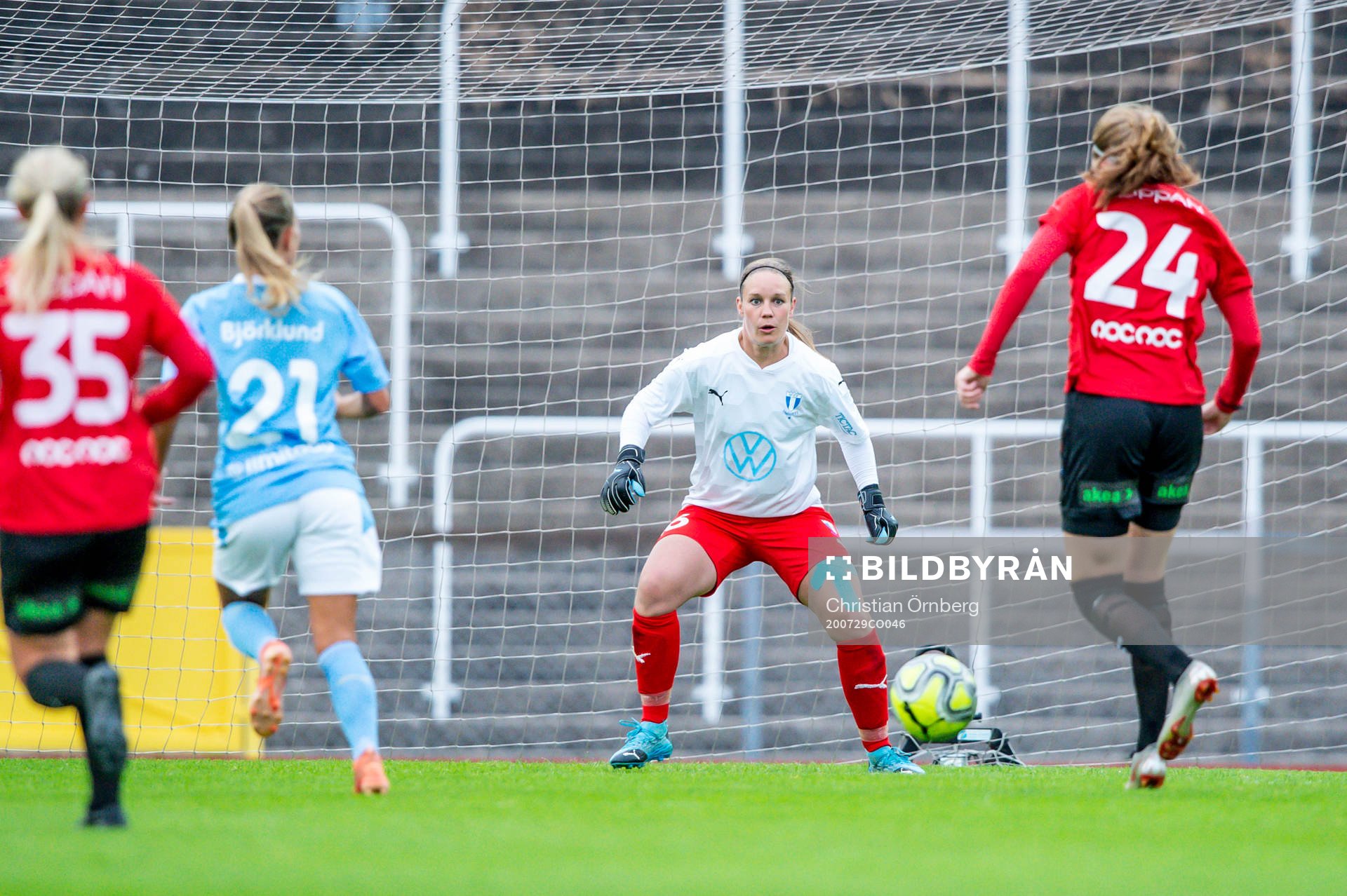 Trelleborgs Hanna Lundell mot Malmö FFs målvakt Helena