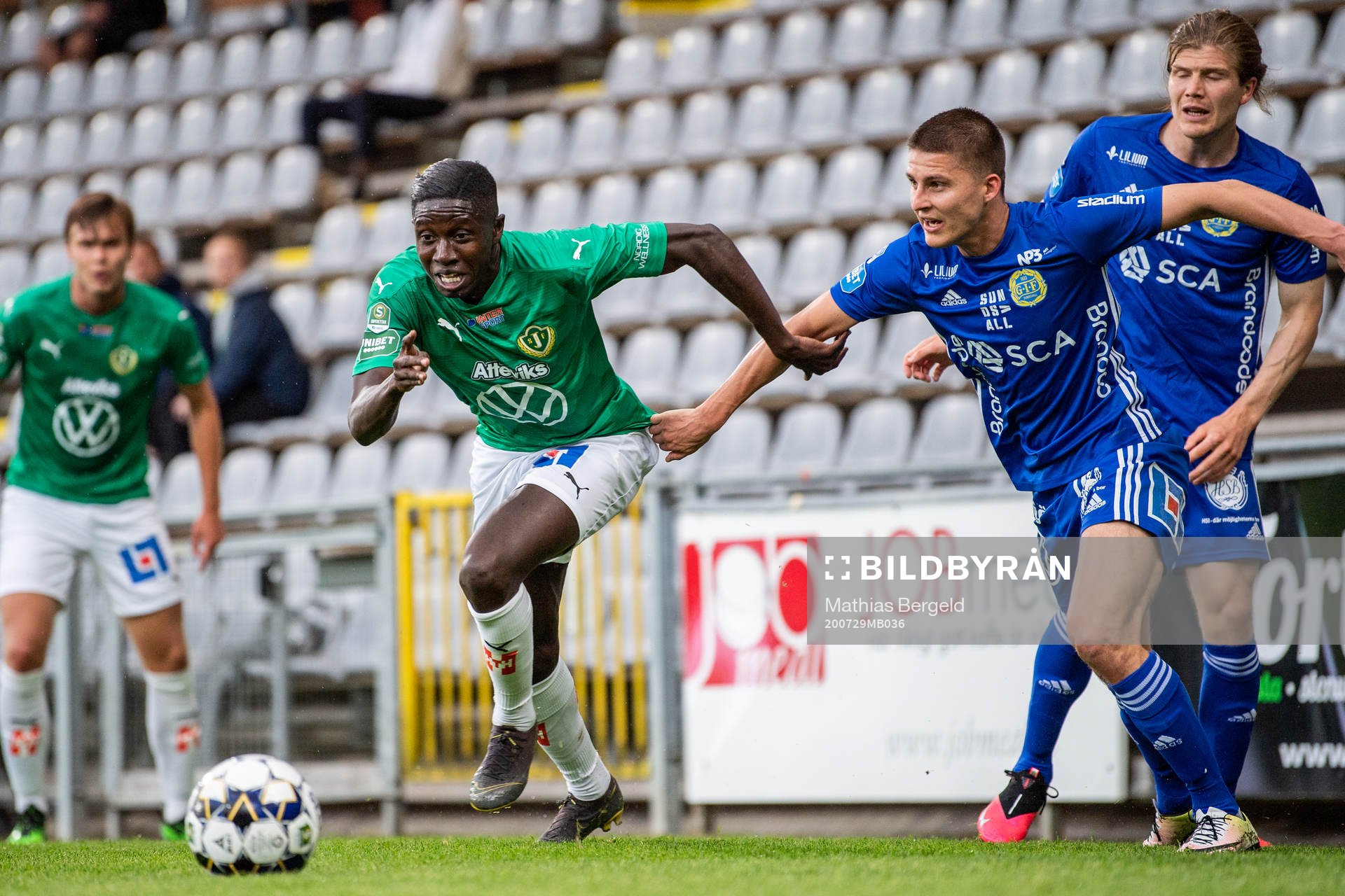 Jönköpings Pa Konate och Sundsvalls Johan Andersson under fotbollsmatchen i Superettan mellan Jönköpings Södra och GIF Sundsvall den 29 juli 2020 i Jönköping.