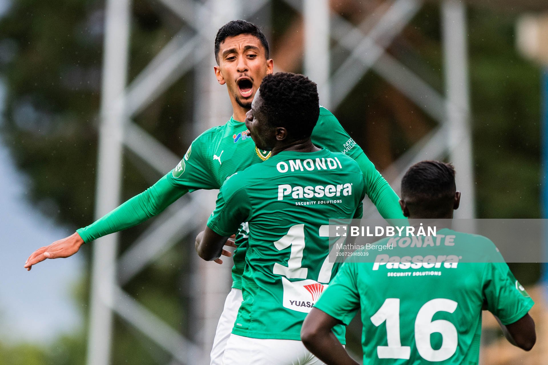 Jönköpings Amir Al-Ammari och Eric Johana Omondi jublar