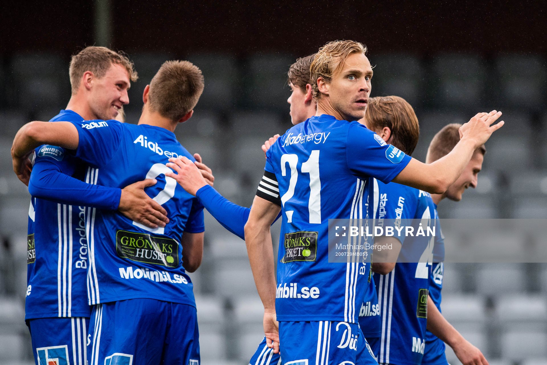 Sundsvalls Pontus Engblom jublar efter 2-2 av Niklas Dahlström under fotbollsmatchen i Superettan mellan Jönköpings Södra och GIF Sundsvall den 29 juli 2020 i Jönköping.