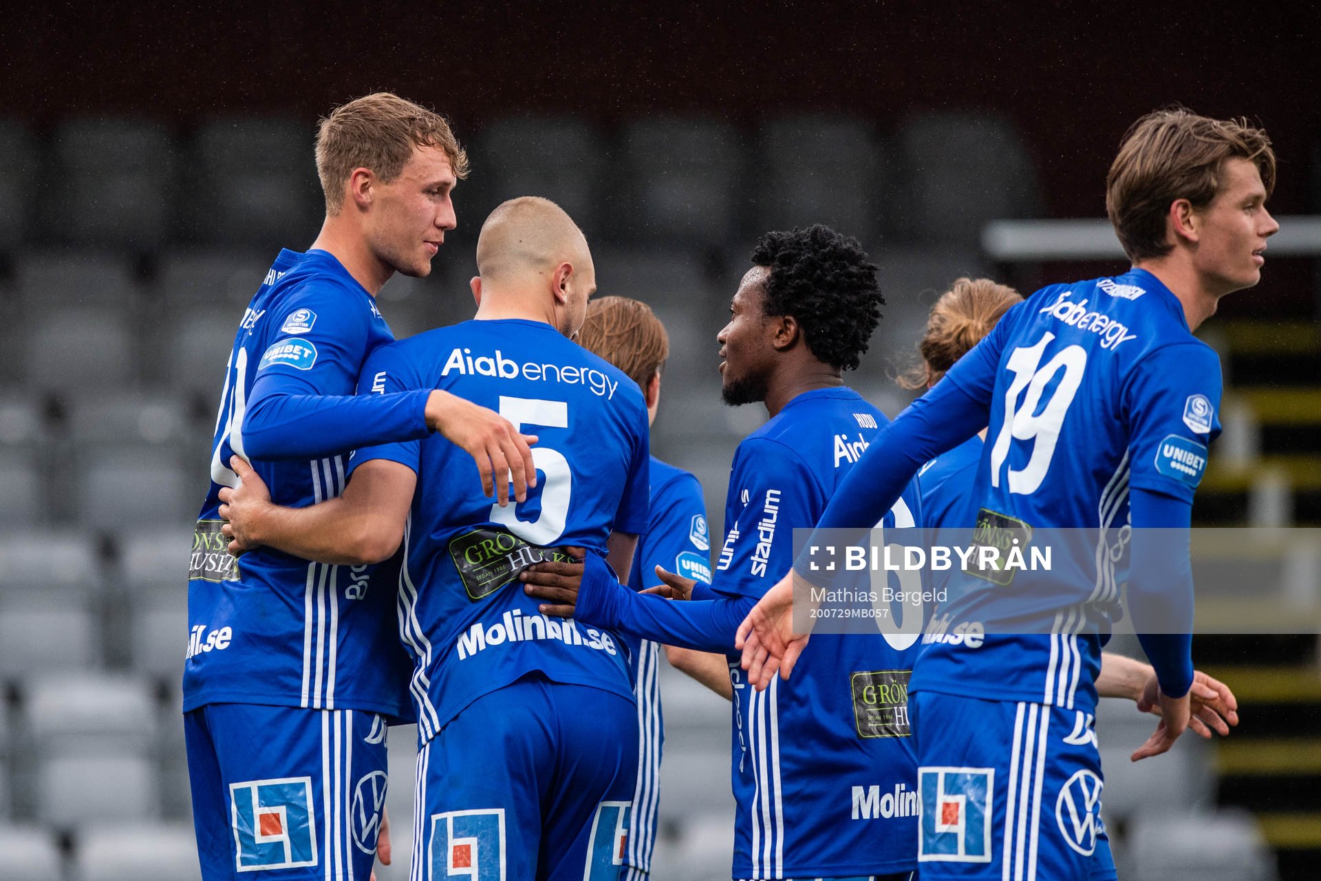 Sundsvalls Niklas Dahlström (v) jublar med Dennis Olsson
