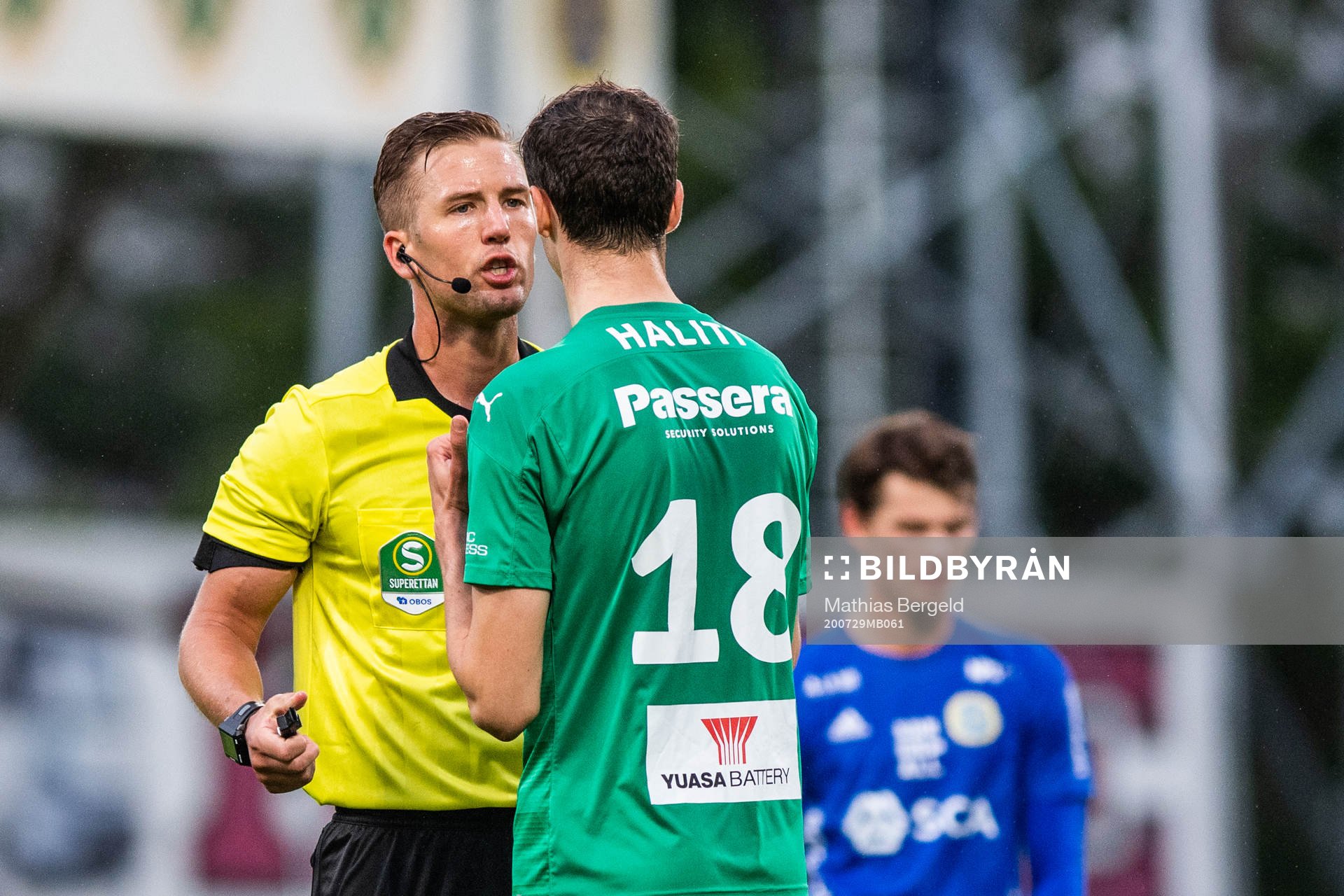 domare Fredrik Hansson i en diskussion med Jönköpings