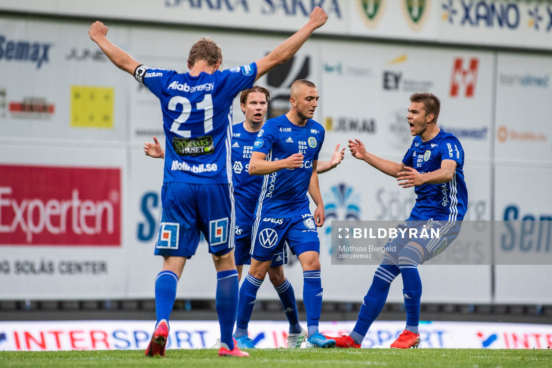 Sundsvalls Dennis Olsson (m) jublar med lagkamrater