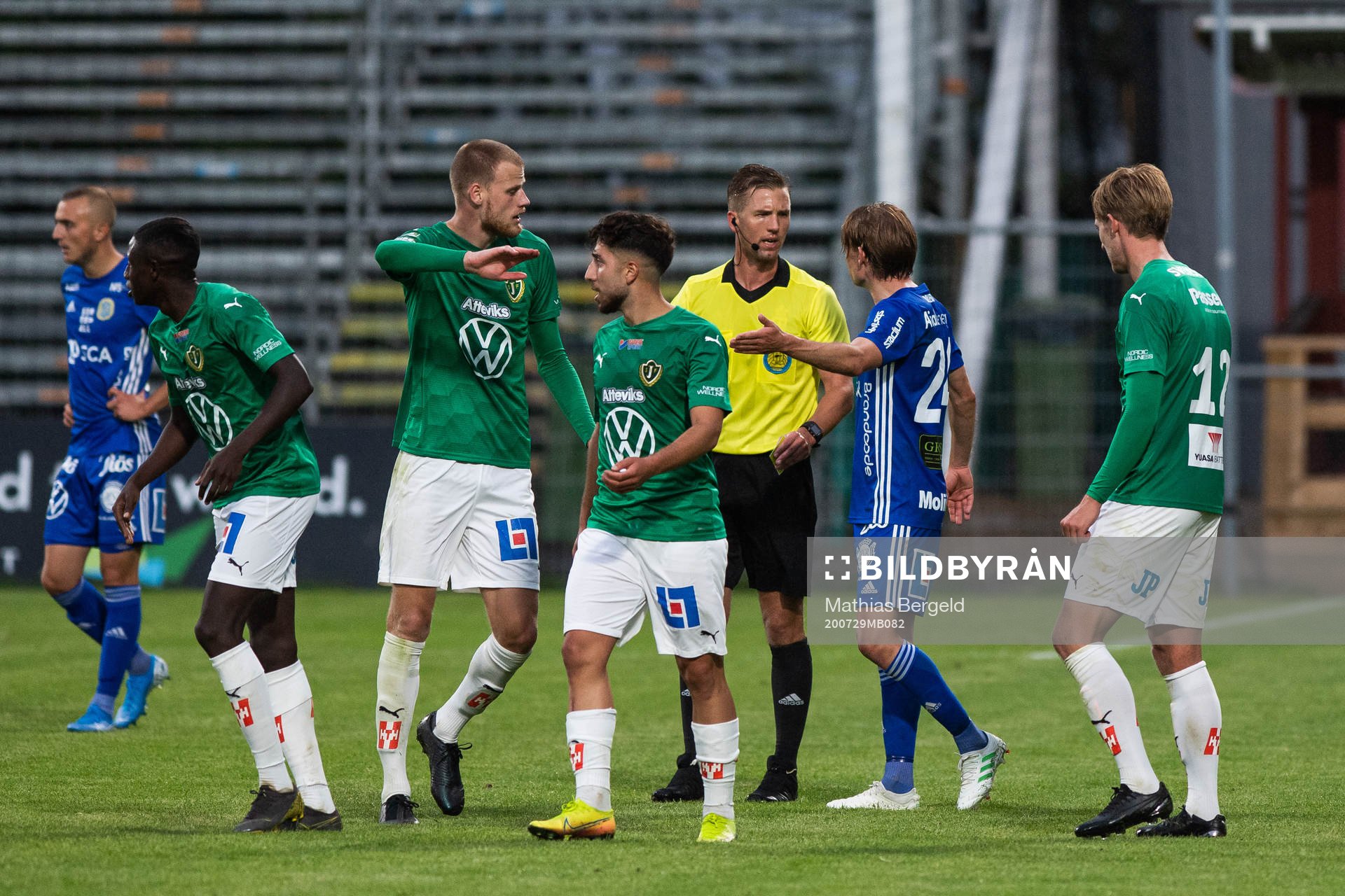 Diskussion mellan Jönköpings Elias Gustafson domare