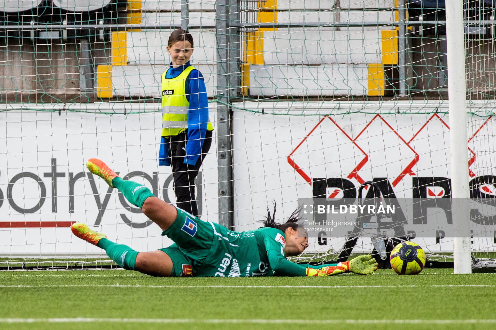 Örebros målvakt Mimmi Paulsson-Febo släpper in 1-0