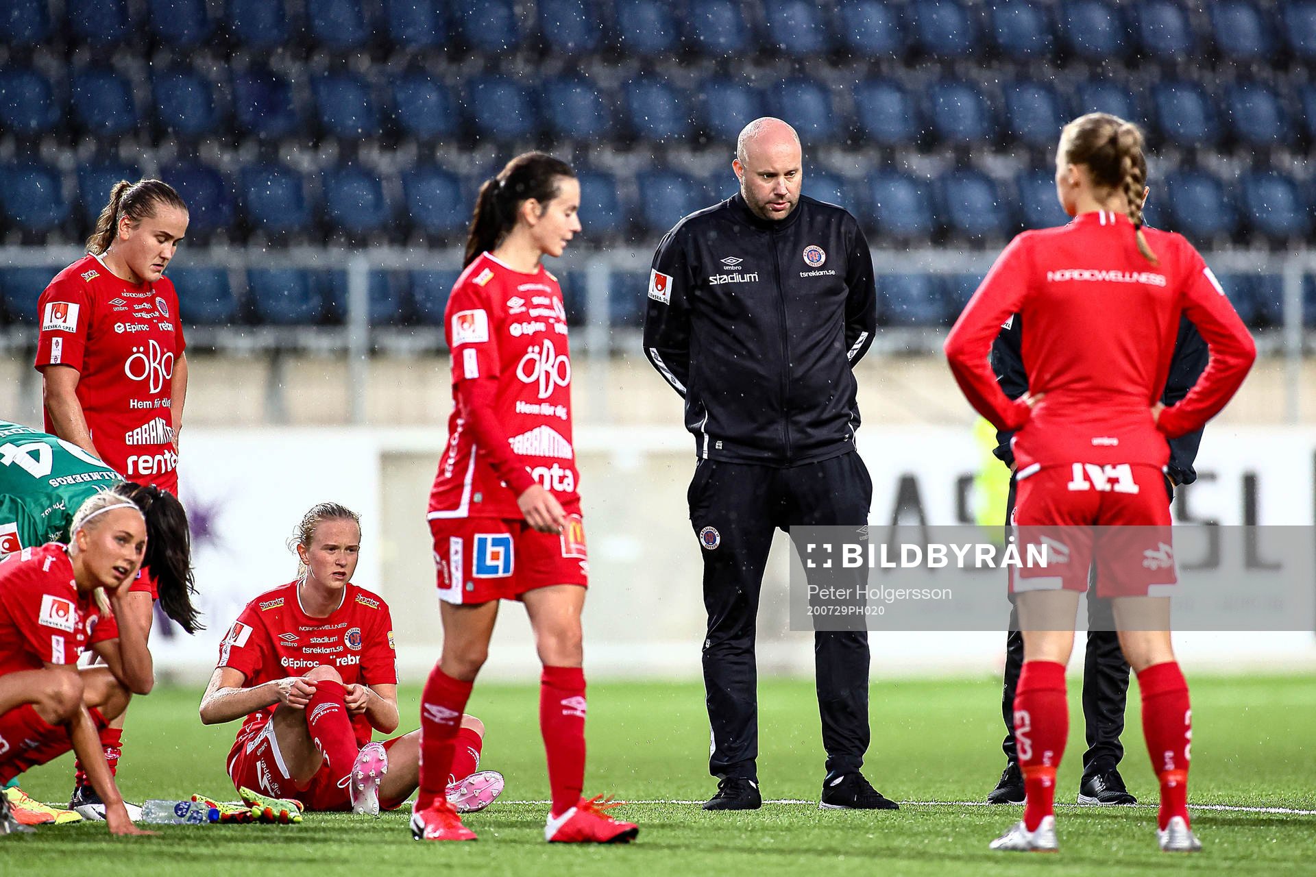Örebros spelare med tränare tränare Martin Skogman deppar