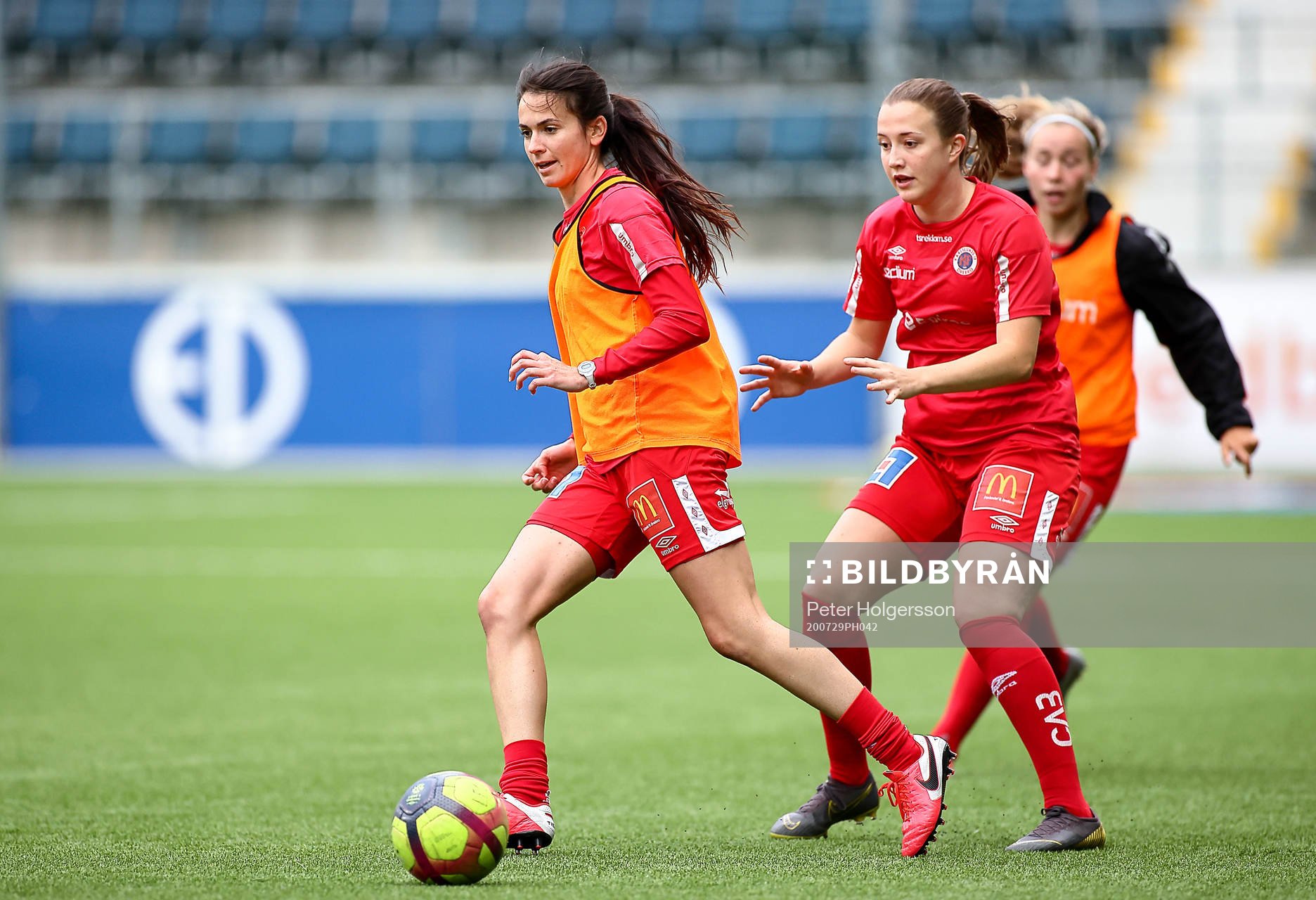 Örebros Cali Farquharson och Maja Regnås före