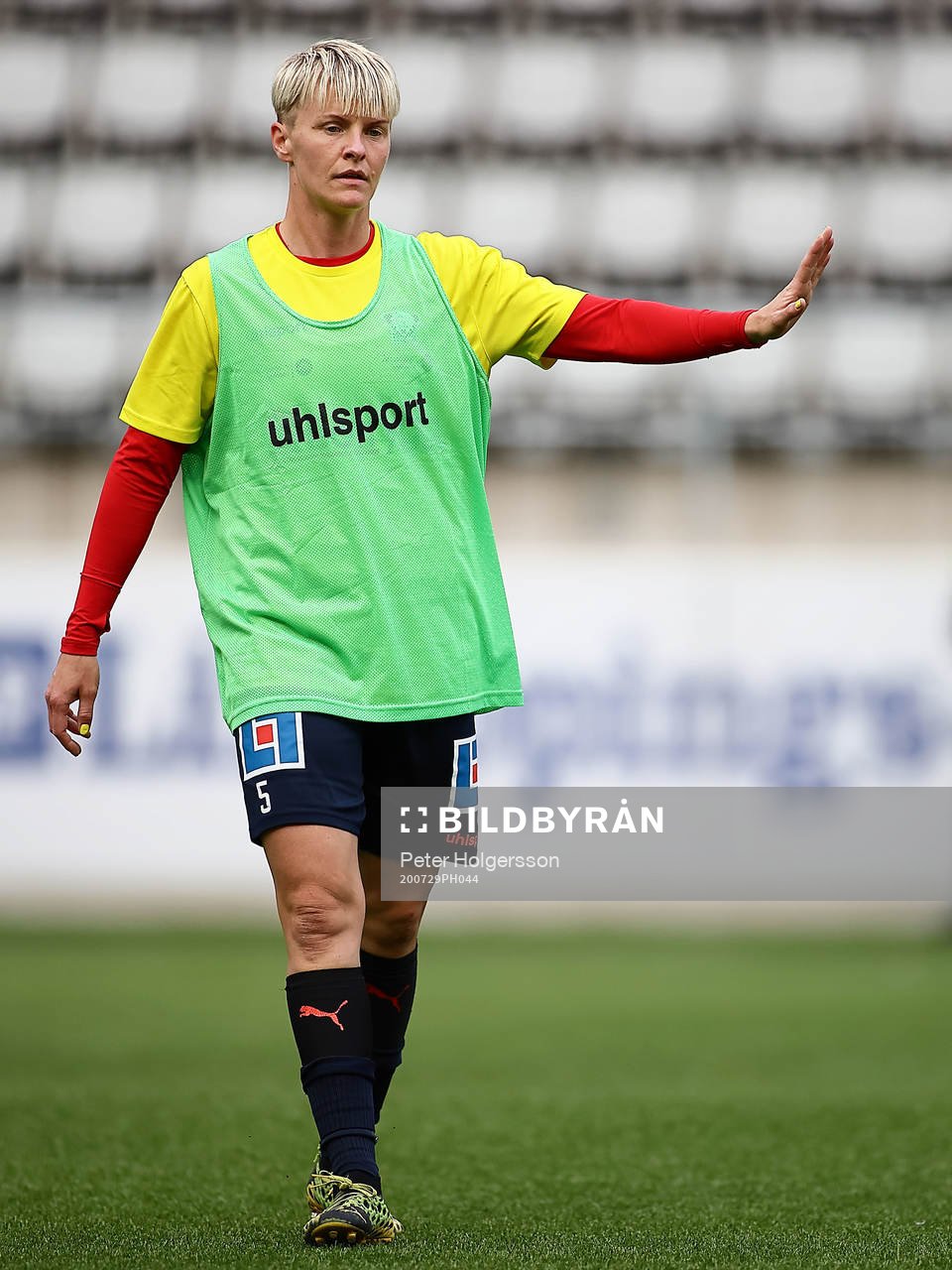 Linköpings Nilla Fischer före fotbollsmatchen i