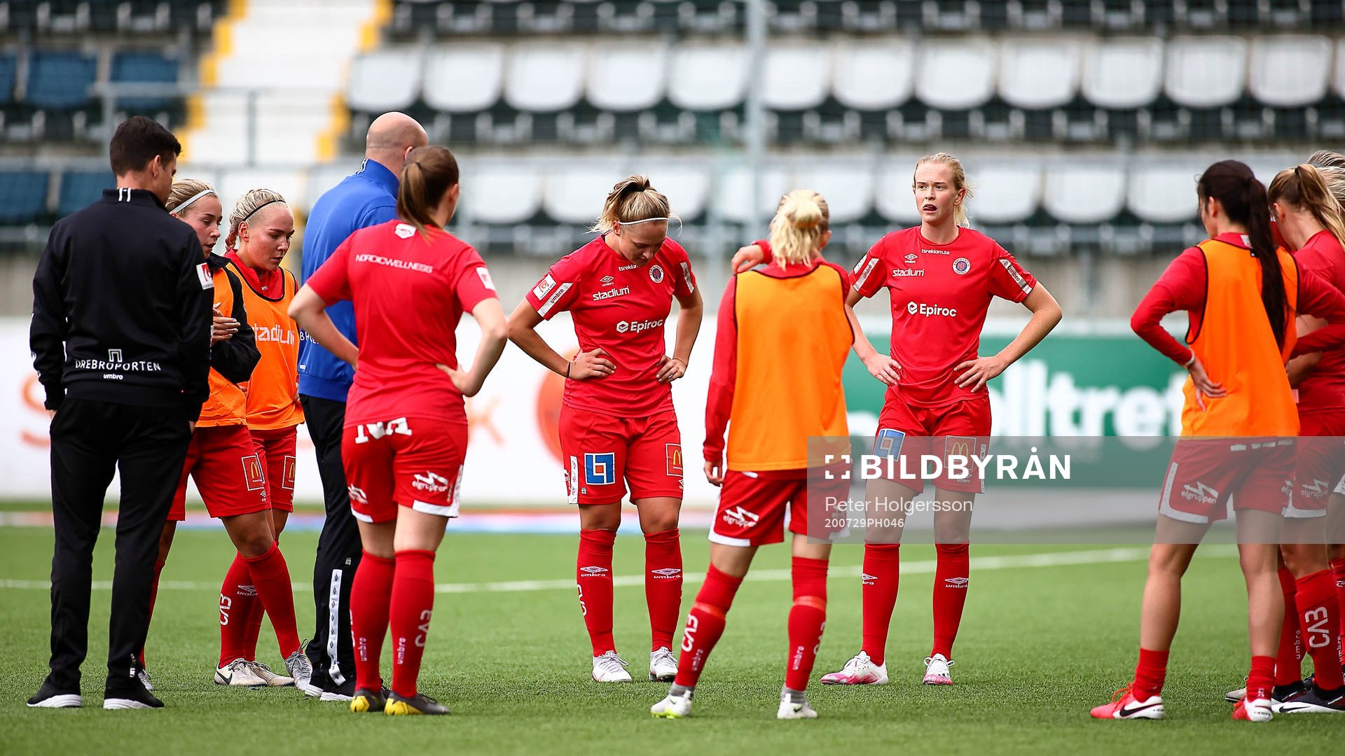 Örebros spelare före fotbollsmatchen i Damallsvenskan