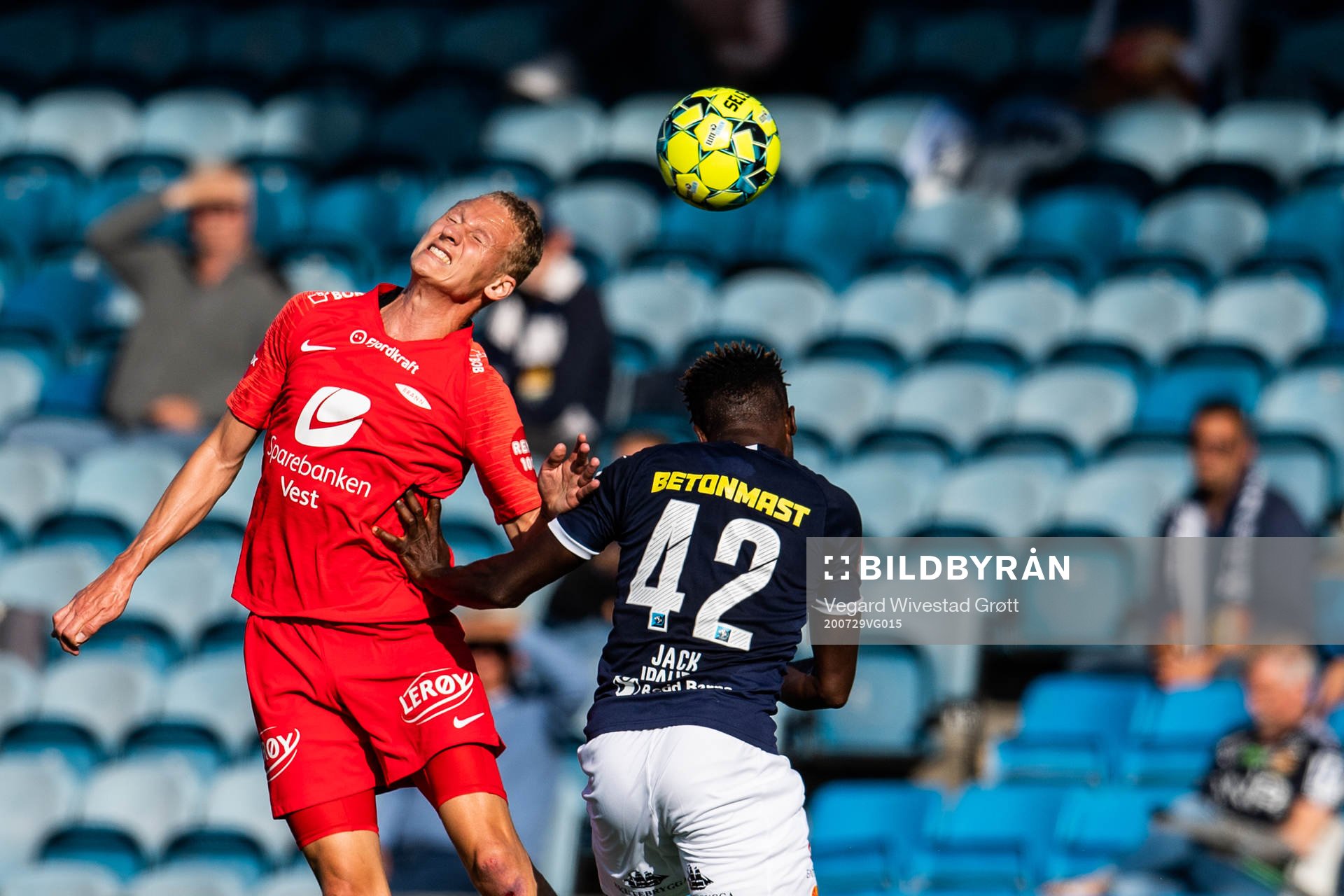 Kristoffer Barmen of Brann and Jack Ipalibo of Strømsgodset