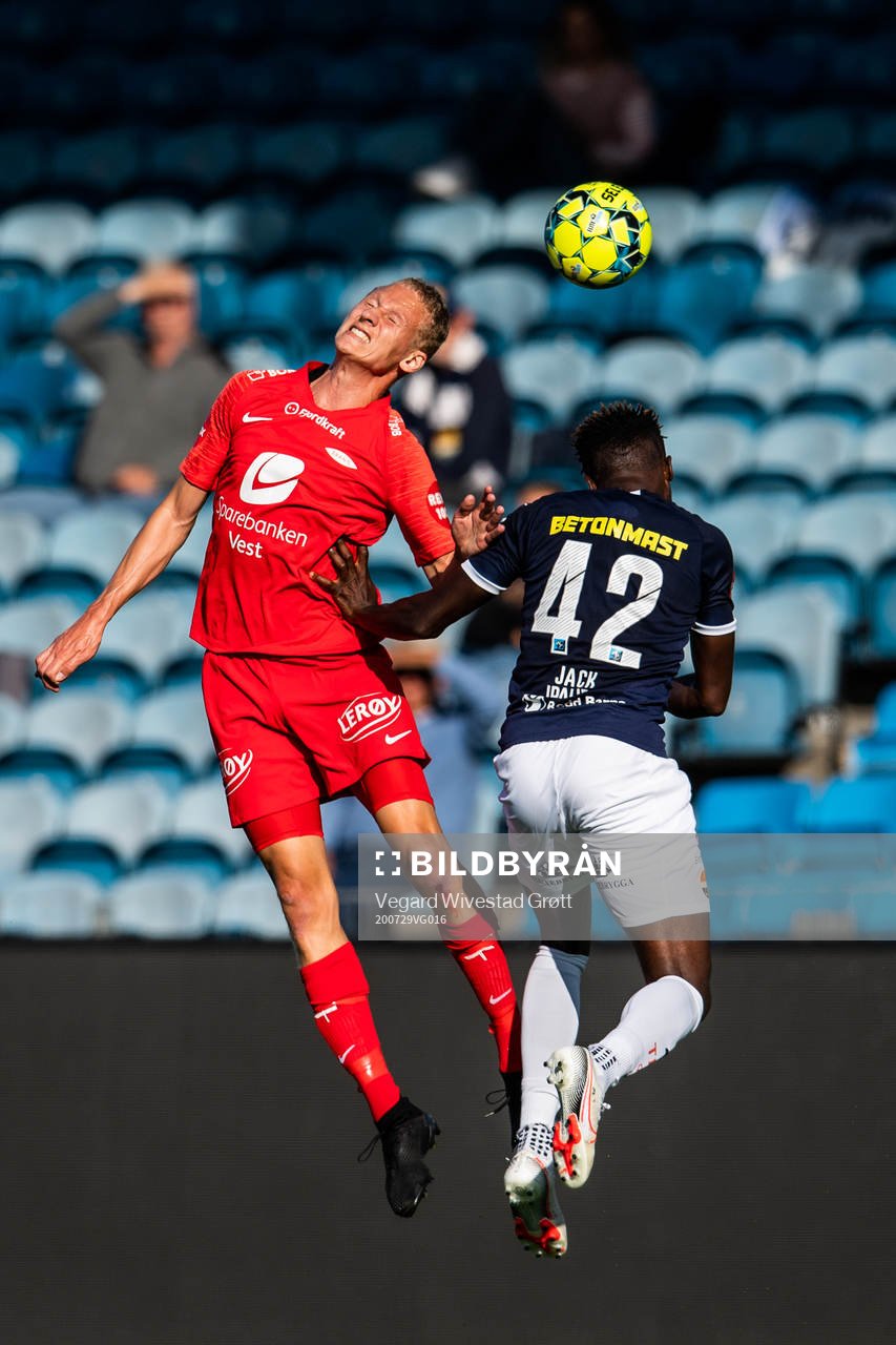 Kristoffer Barmen of Brann and Jack Ipalibo of Strømsgodset