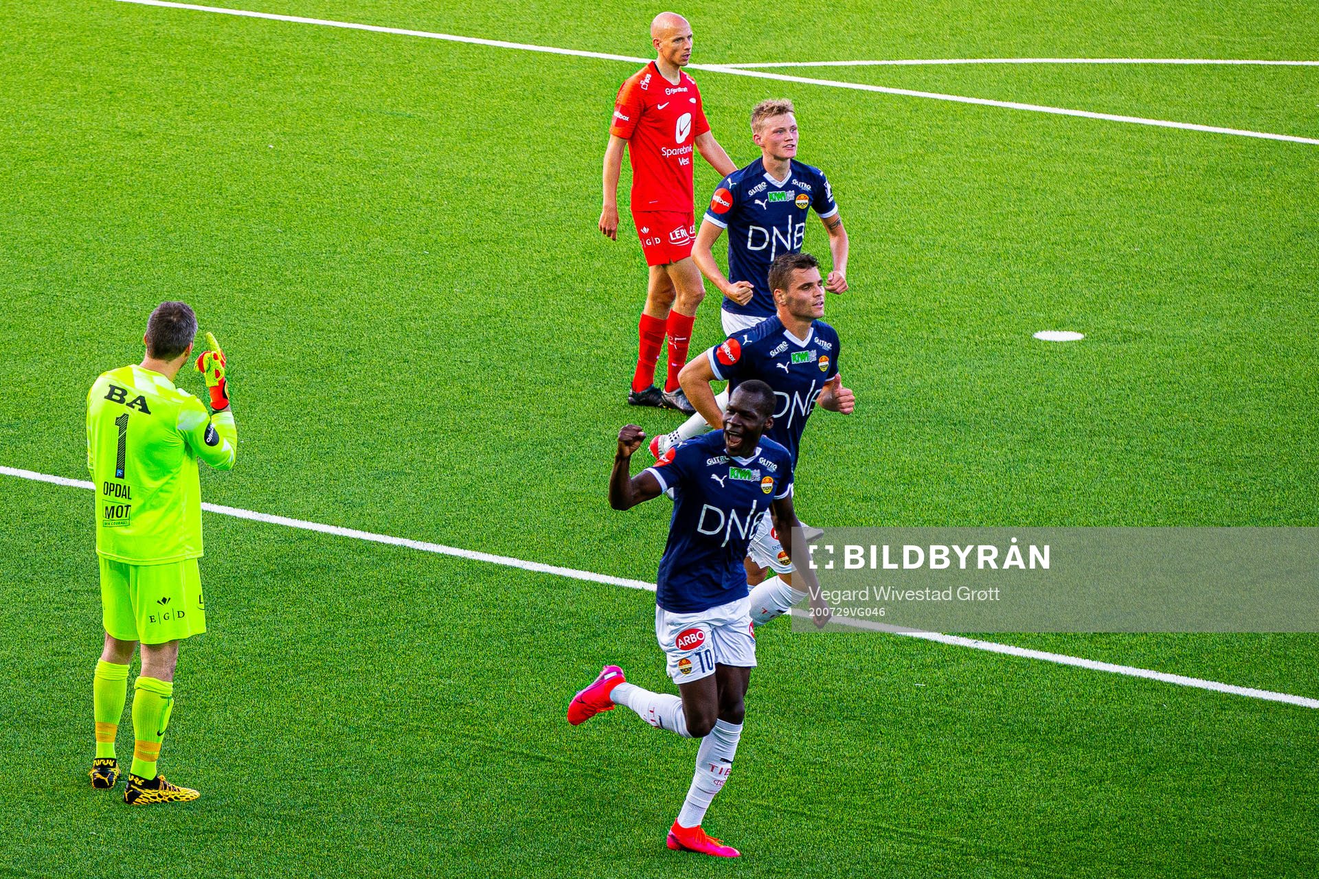 Moses Dramwi Mawa of Strømsgodset celebrates with