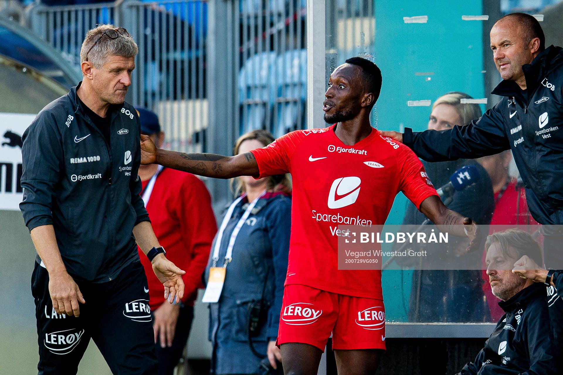 Daouda Bamba reacts after being substituted by Lars Arne Nilsen, head coach of Brann, during the Eliteserien football match between Strømsgodset and Brann on July 29, 2020 in Drammen.