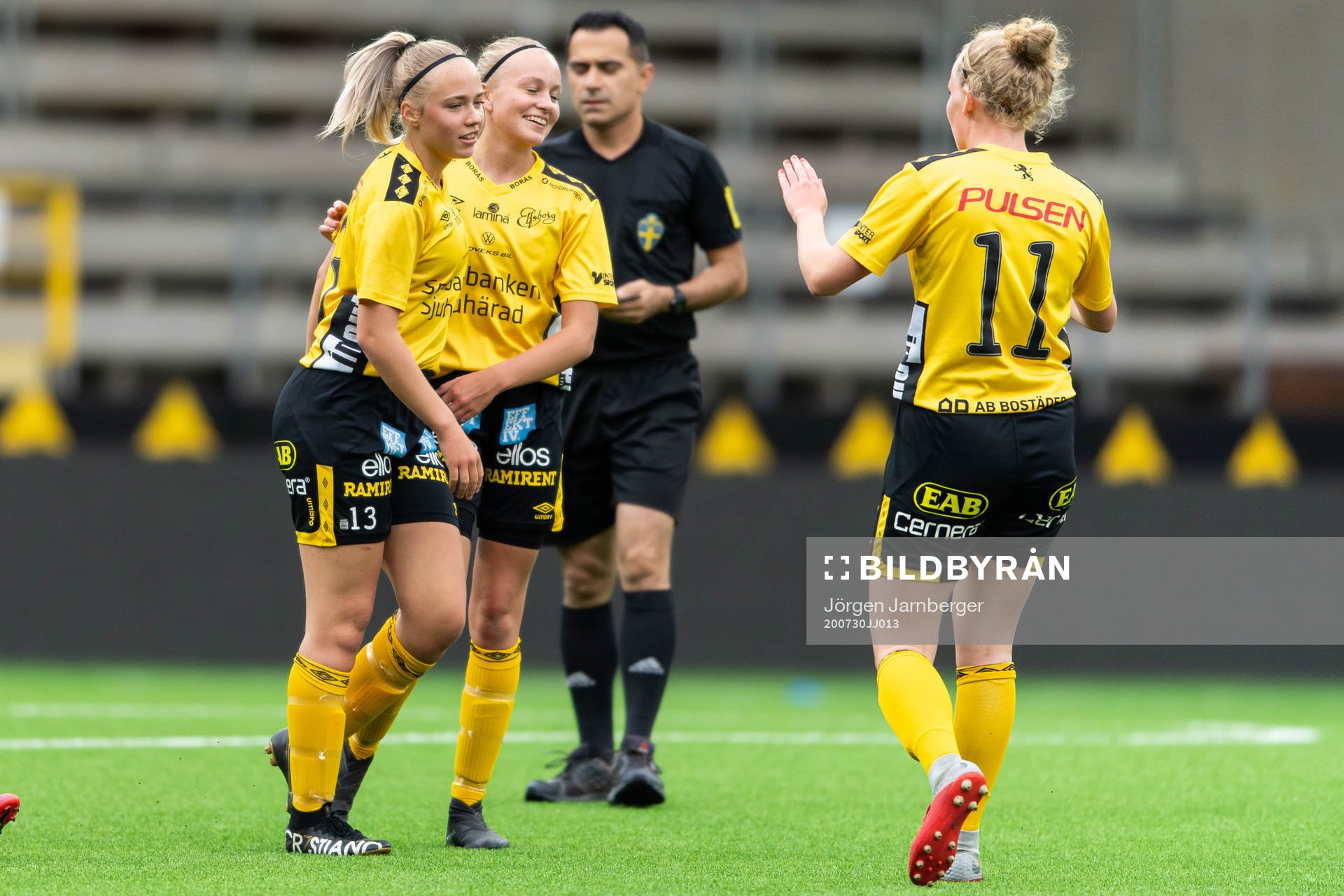 Elfsborgs Evelina Brink jublar med Matilda Ståhlbom Karlsson och Leann Nyström efter 1-0 under träningsmatchen i fotboll mellan Elfsborg och Nittorp den 30 juli 2020 i Borås.