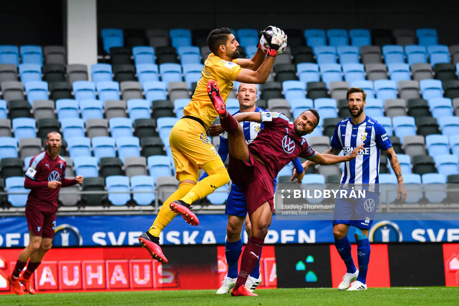 Malmö FFs Isaac Kiese Thelin och IFK Göteborgs målvakt
