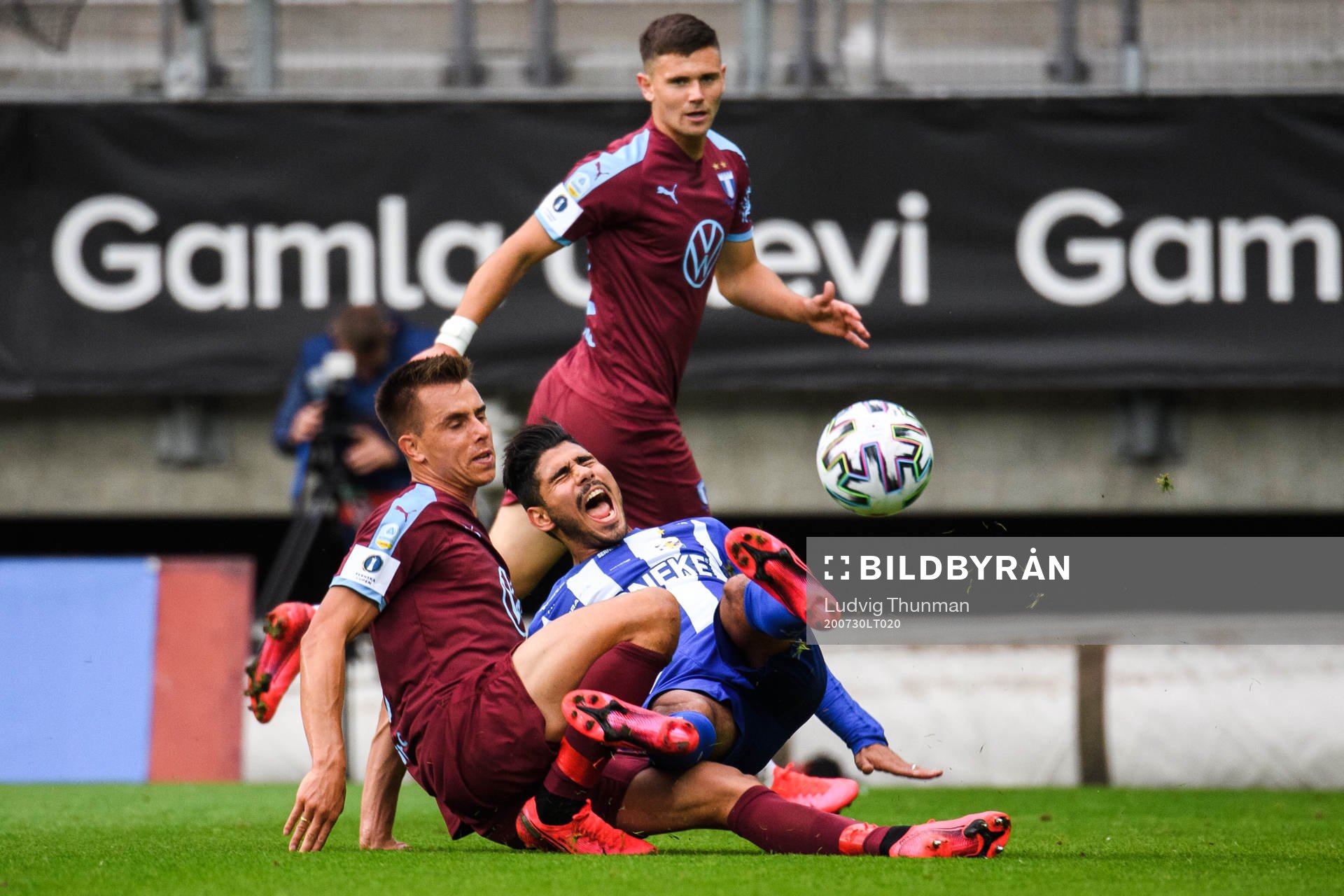 IFK Göteborgs Hosam Aiesh i en kamp mot Jonas Knudsen och